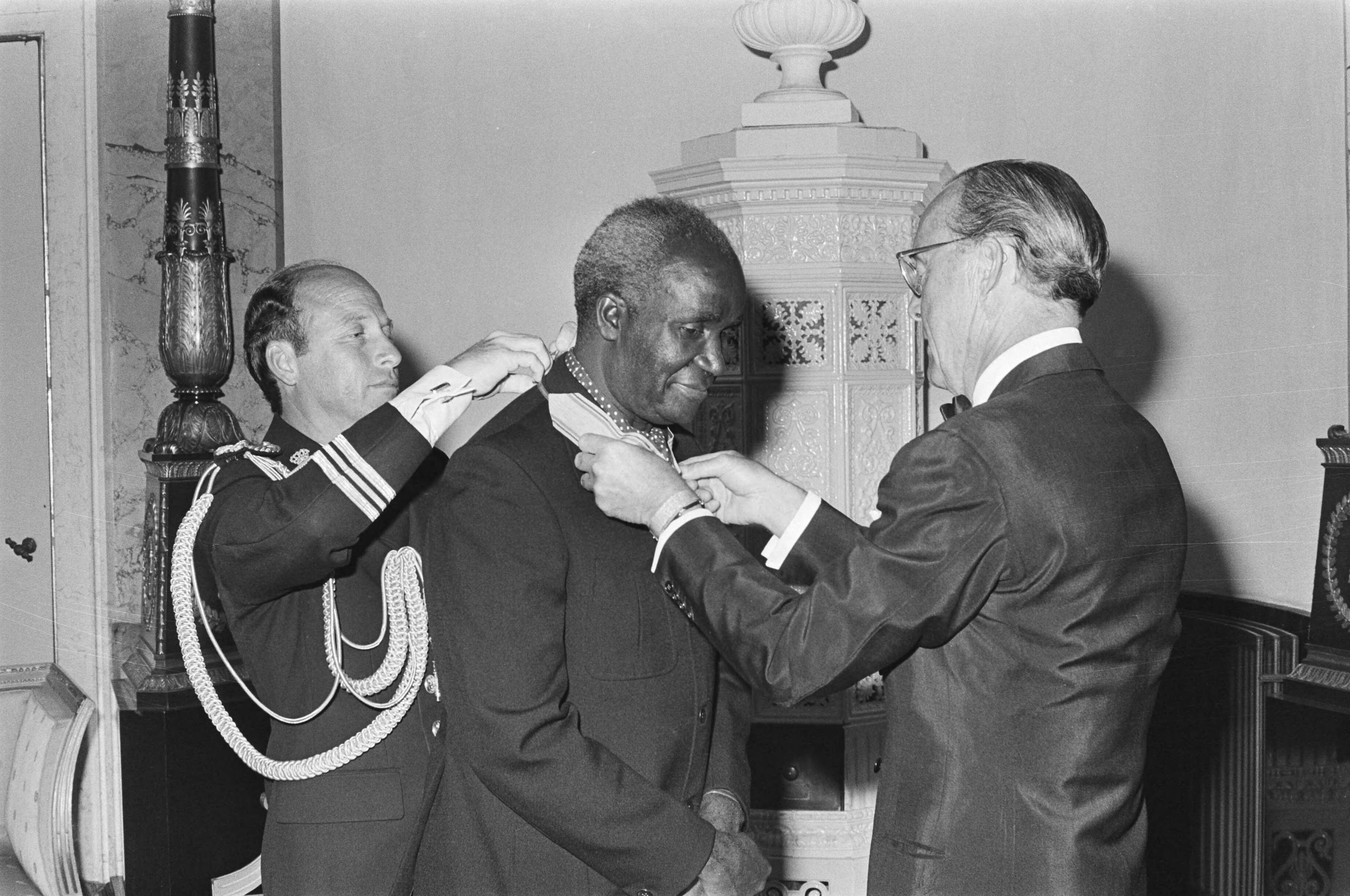 Fotocollectie Anefo — President Kaunda van Zambia krijgt gouden Ark omgehangen door Prins Bernhard op Soestdijk — Foto: Peters, Hans / Anefo. Licentie: Set B: Rechtenvrij / Publiek Domein. Bron: Nationaal Archief. http://hdl.handle.net/10648/ac9e04ee-d0b4-102d-bcf8-003048976d84