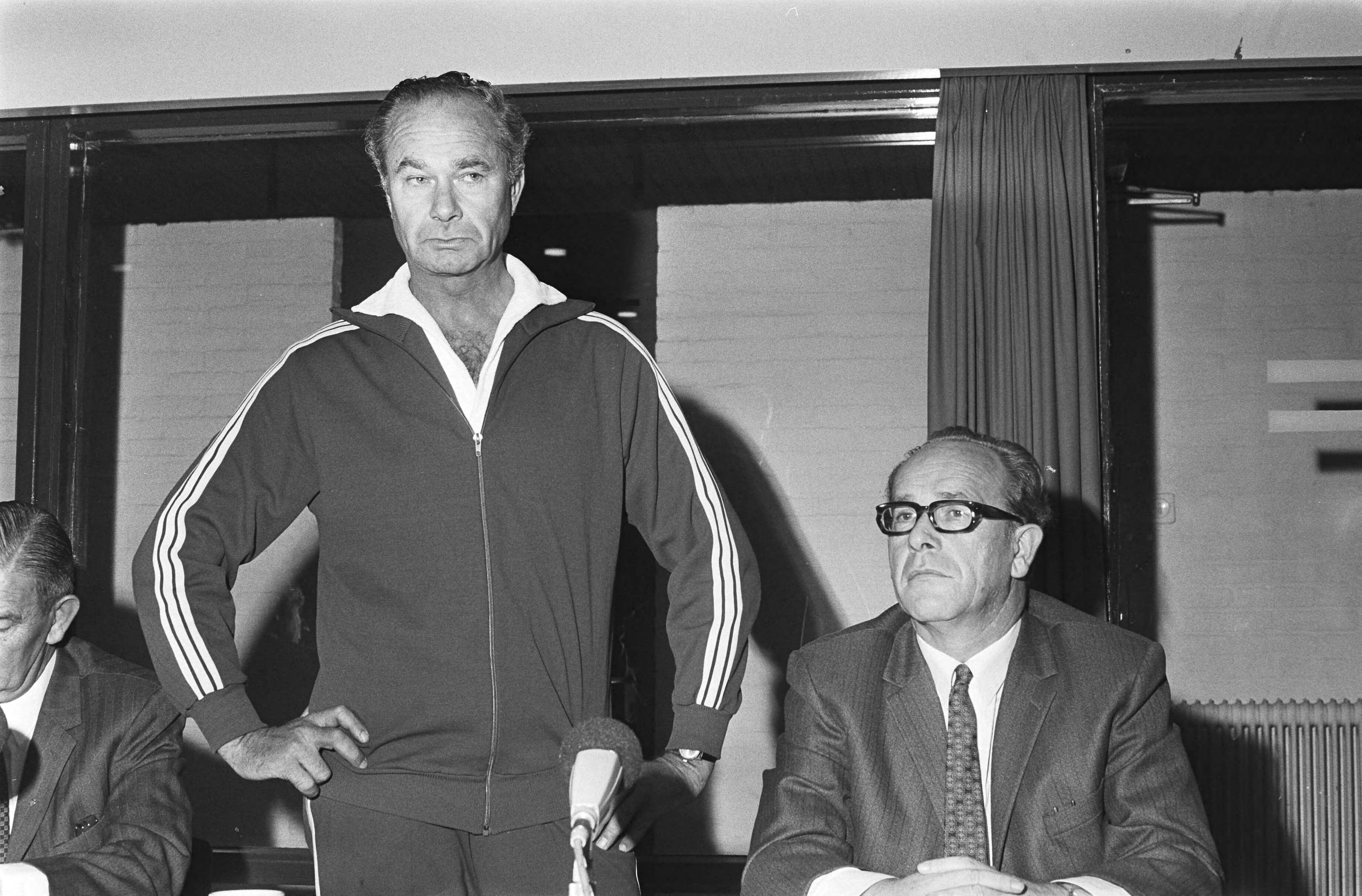 Fotocollectie Anefo — Selectie voor Nederlands elftal traint in KNVB-centrum, Zeist voor wedstrijd tegen Joegoslavie; Fadhronc — Foto: Mieremet, Rob / Anefo. Licentie: Set B: Rechtenvrij / Publiek Domein. Bron: Nationaal Archief. http://hdl.handle.net/10648/aba5c720-d0b4-102d-bcf8-003048976d84