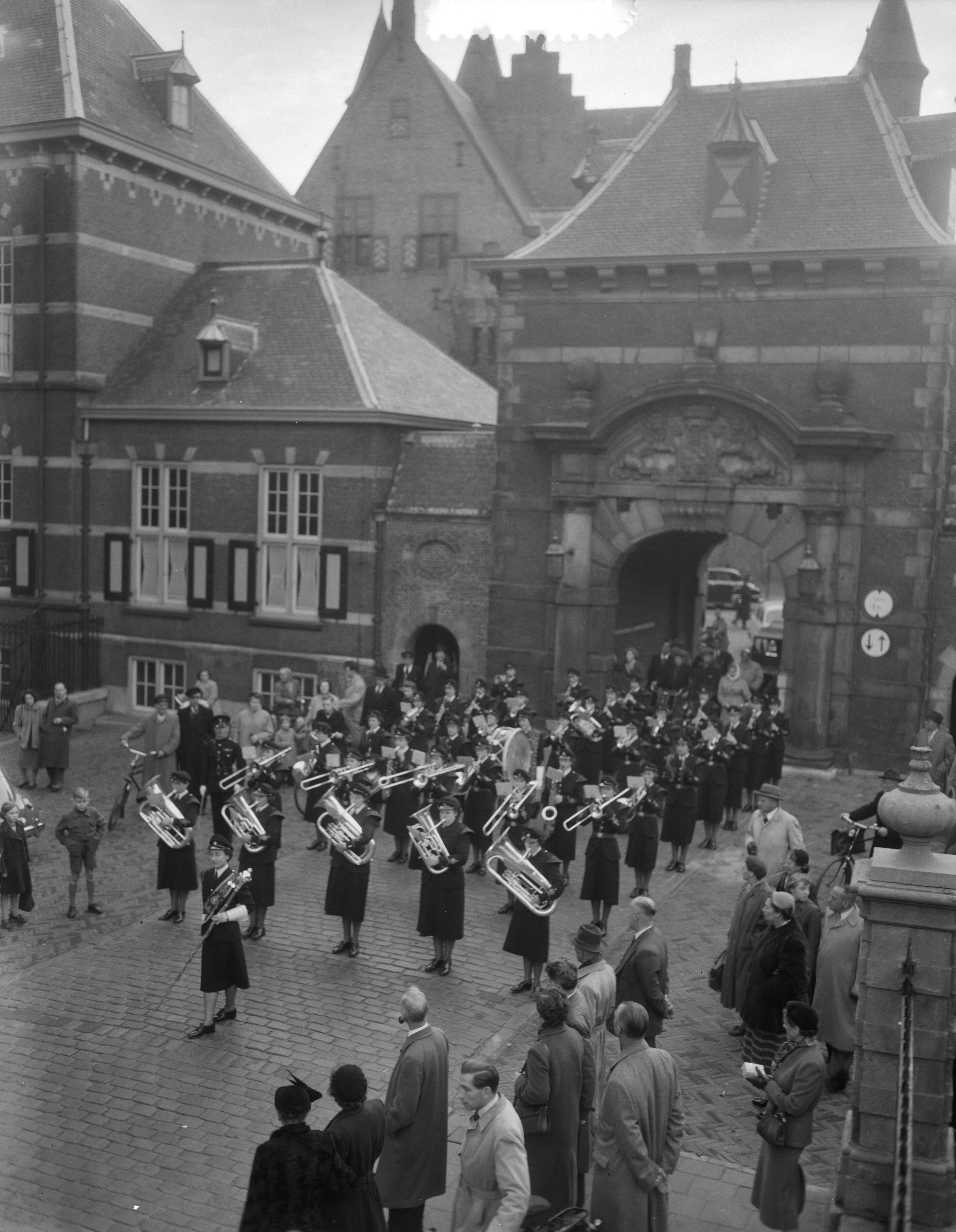 Fotocollectie Anefo — Bezoek muziekkorps van Womans Royal Army Corps (WRAC) aan Den Haag — Foto: Duinen, G.W. van / Anefo. Licentie: Set B: Rechtenvrij / Publiek Domein. Bron: Nationaal Archief. http://hdl.handle.net/10648/a916252c-d0b4-102d-bcf8-003048976d84