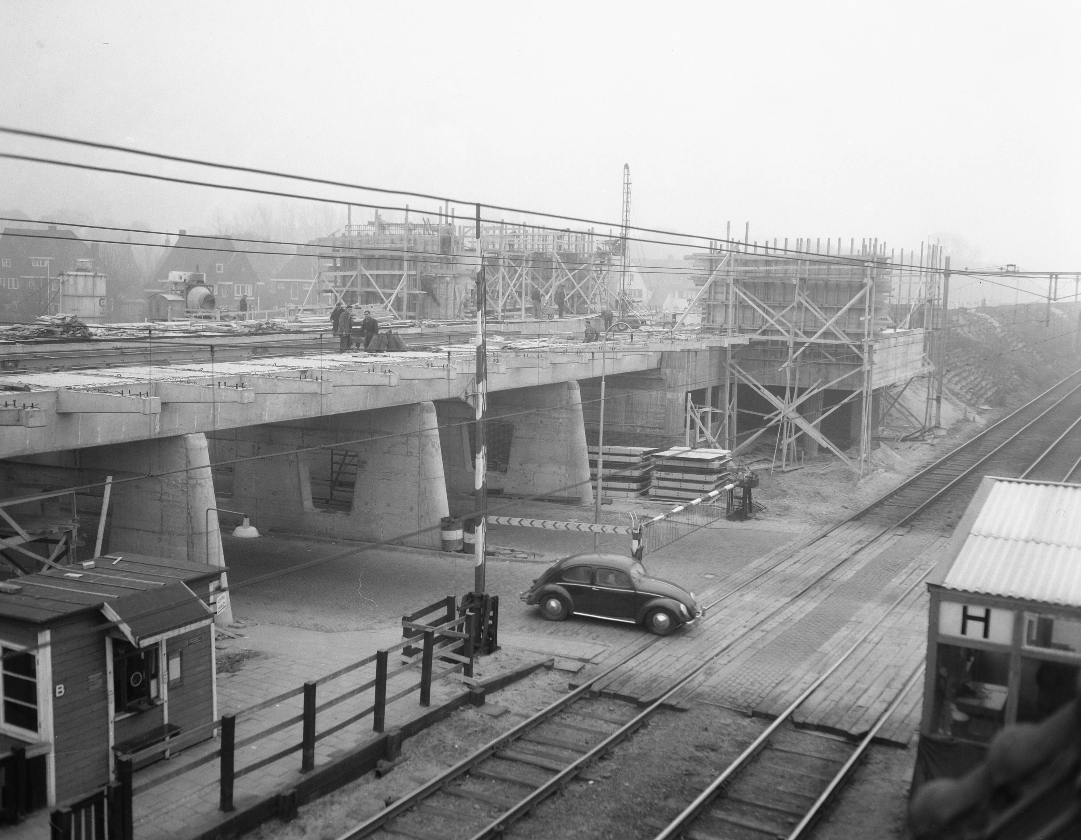 Fotocollectie Anefo — Bouw spoorwegviaduct bij Heemstede — Foto: Pot, Harry / Anefo. Licentie: Set B: Rechtenvrij / Publiek Domein. Bron: Nationaal Archief. http://hdl.handle.net/10648/a96f4418-d0b4-102d-bcf8-003048976d84