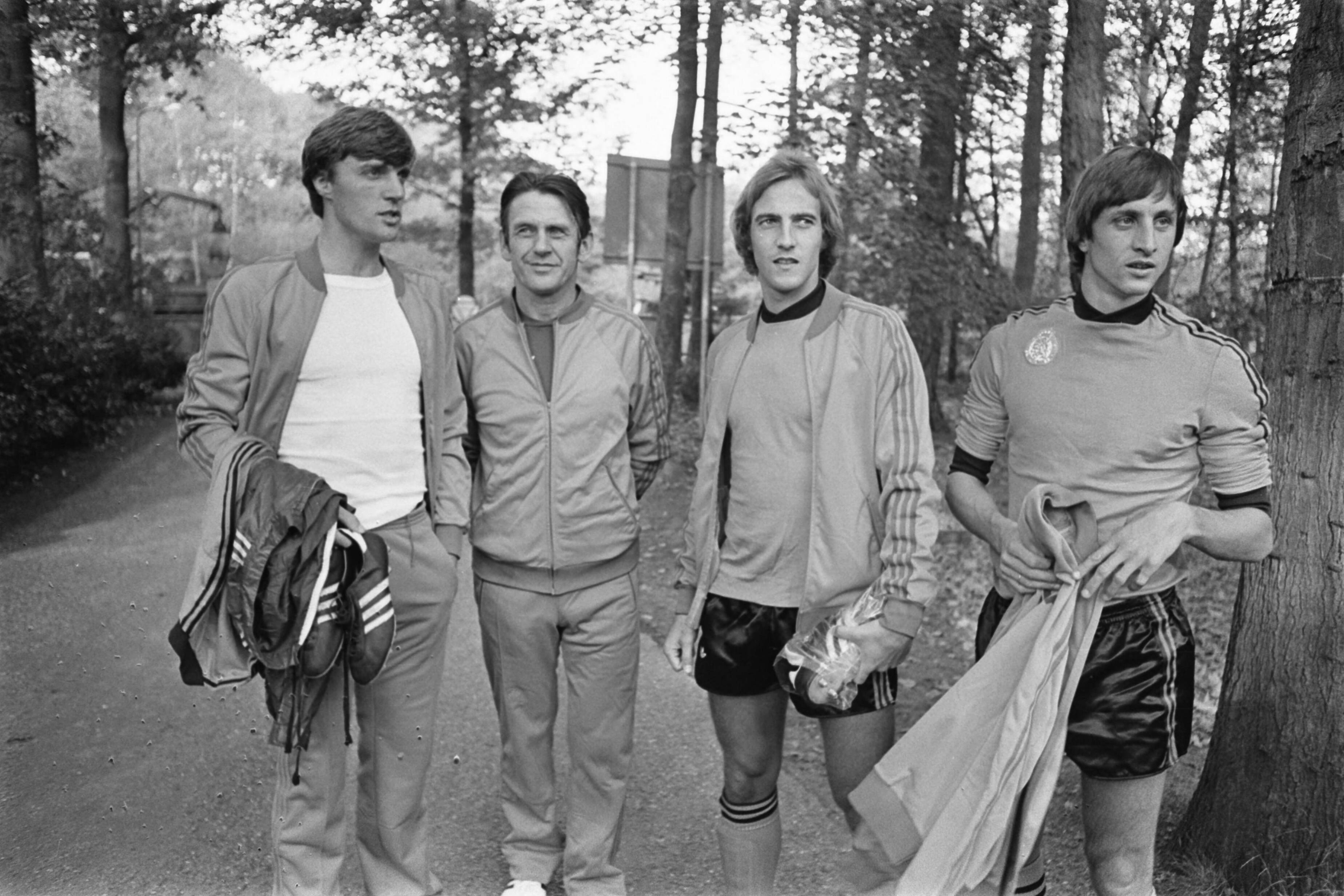 Fotocollectie Anefo — Selectie Nederlands elftal in Zeist bijeen; v.l.n.r. Krol, trainer Zwarthuis, Neeskens en Cruijff — Foto: Peters, Hans / Anefo. Licentie: Set B: Rechtenvrij / Publiek Domein. Bron: Nationaal Archief. http://hdl.handle.net/10648/ac8d55a4-d0b4-102d-bcf8-003048976d84
