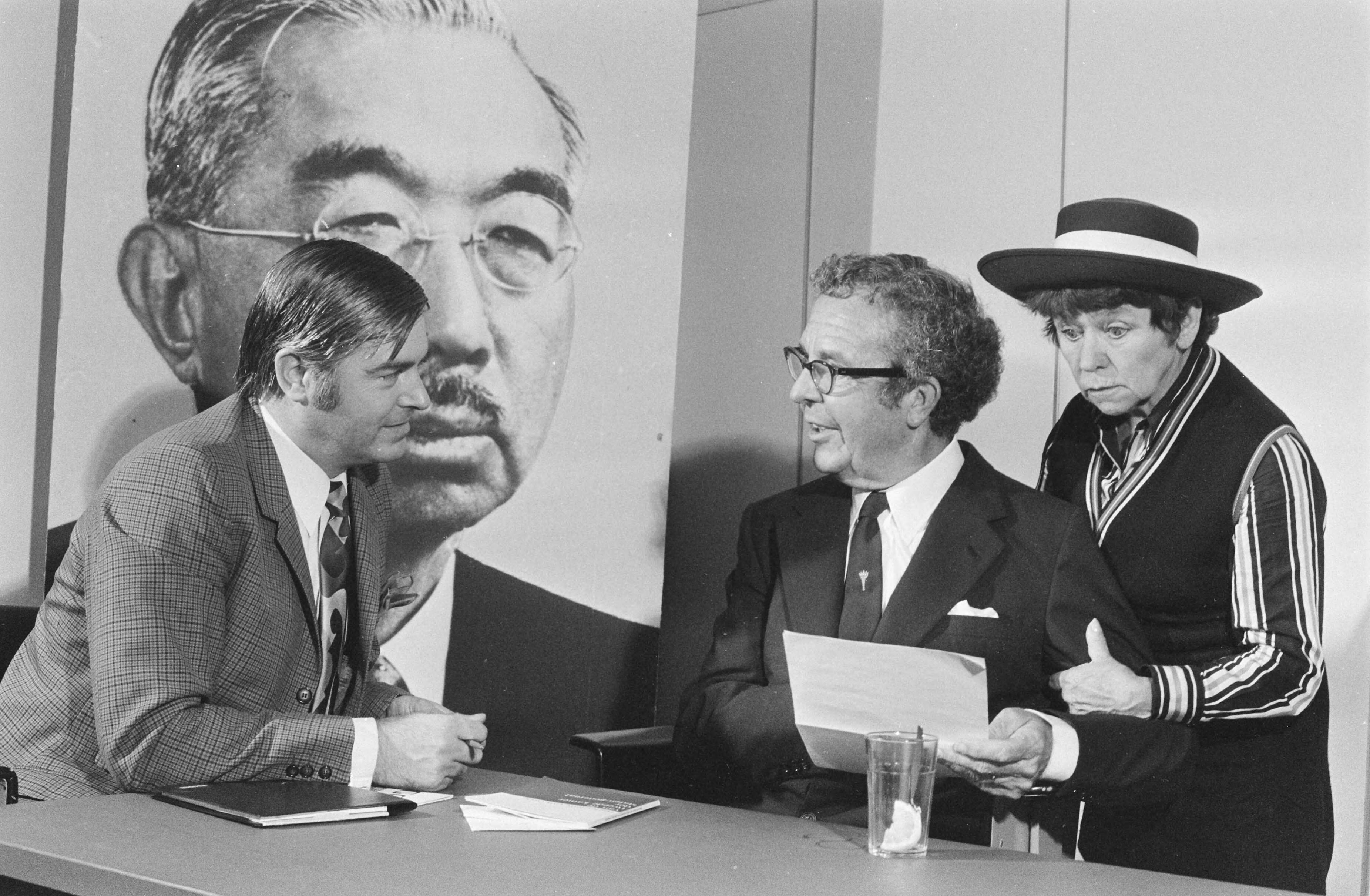 Fotocollectie Anefo — Interview van Wim Kan voor NOS in NOS studio, Hilversum — Foto: Punt, W. / Anefo. Licentie: Set B: Rechtenvrij / Publiek Domein. Bron: Nationaal Archief. http://hdl.handle.net/10648/ad79fbf2-d0b4-102d-bcf8-003048976d84