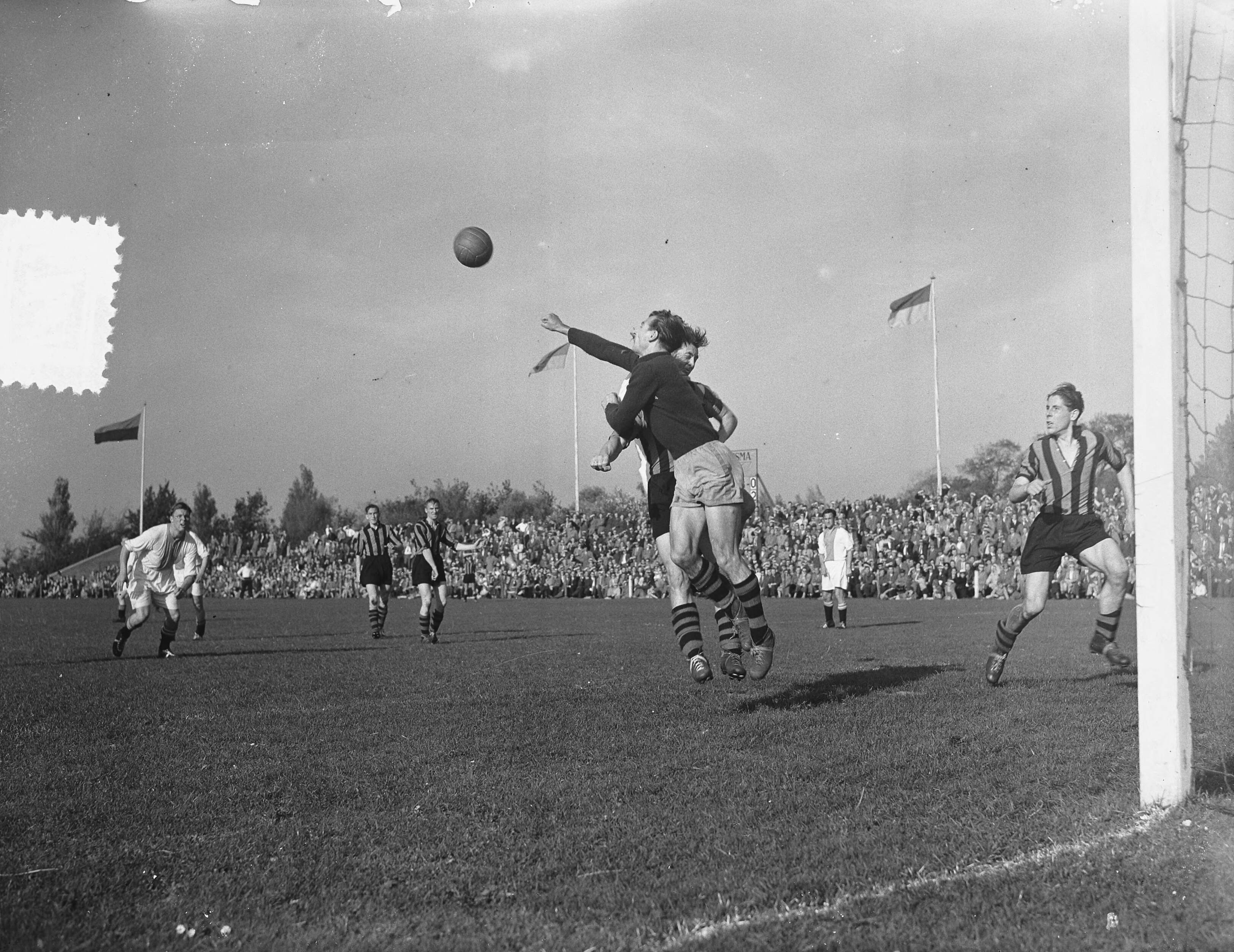 Fotocollectie Anefo — Voetbal. EDO tegen Ajax (3-2). Spelmoment — Foto: Rossem, Wim van / Anefo. Licentie: Set B: Rechtenvrij / Publiek Domein. Bron: Nationaal Archief. http://hdl.handle.net/10648/a92a92a0-d0b4-102d-bcf8-003048976d84