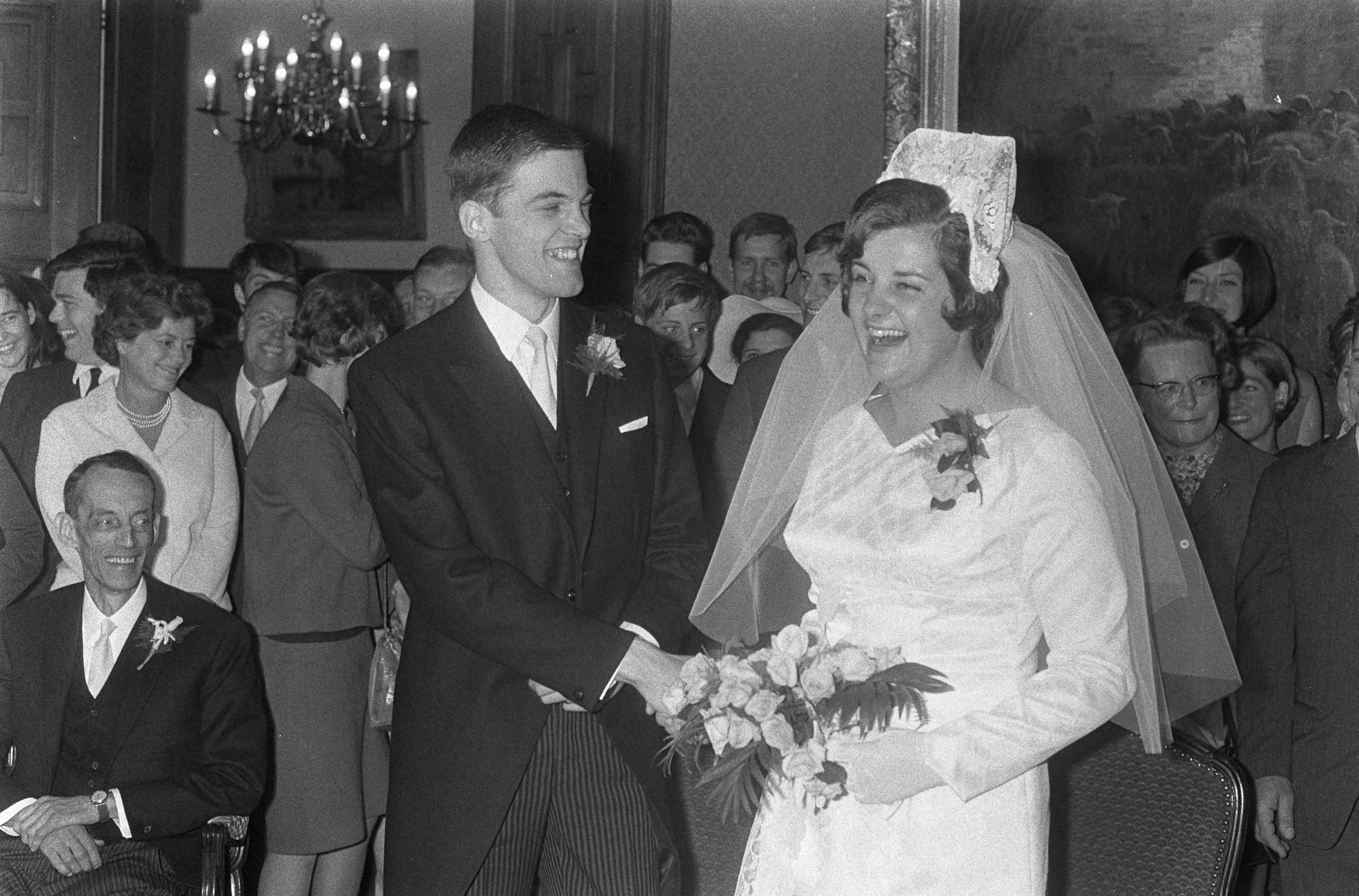 Huwelijk van Erica Terpstra met Jacob Verkerk te Den Haag — Terpstra, Erica|Den Haag|Zuid-Holland|huwelijken |zwemmers |trouwen|Verkerk, Jacob — Foto: Fotograaf Onbekend / Anefo. Licentie: Set B: Rechtenvrij / Publiek Domein. Bron: Nationaal Archief. http://hdl.handle.net/10648/ab1bb04e-d0b4-102d-bcf8-003048976d84