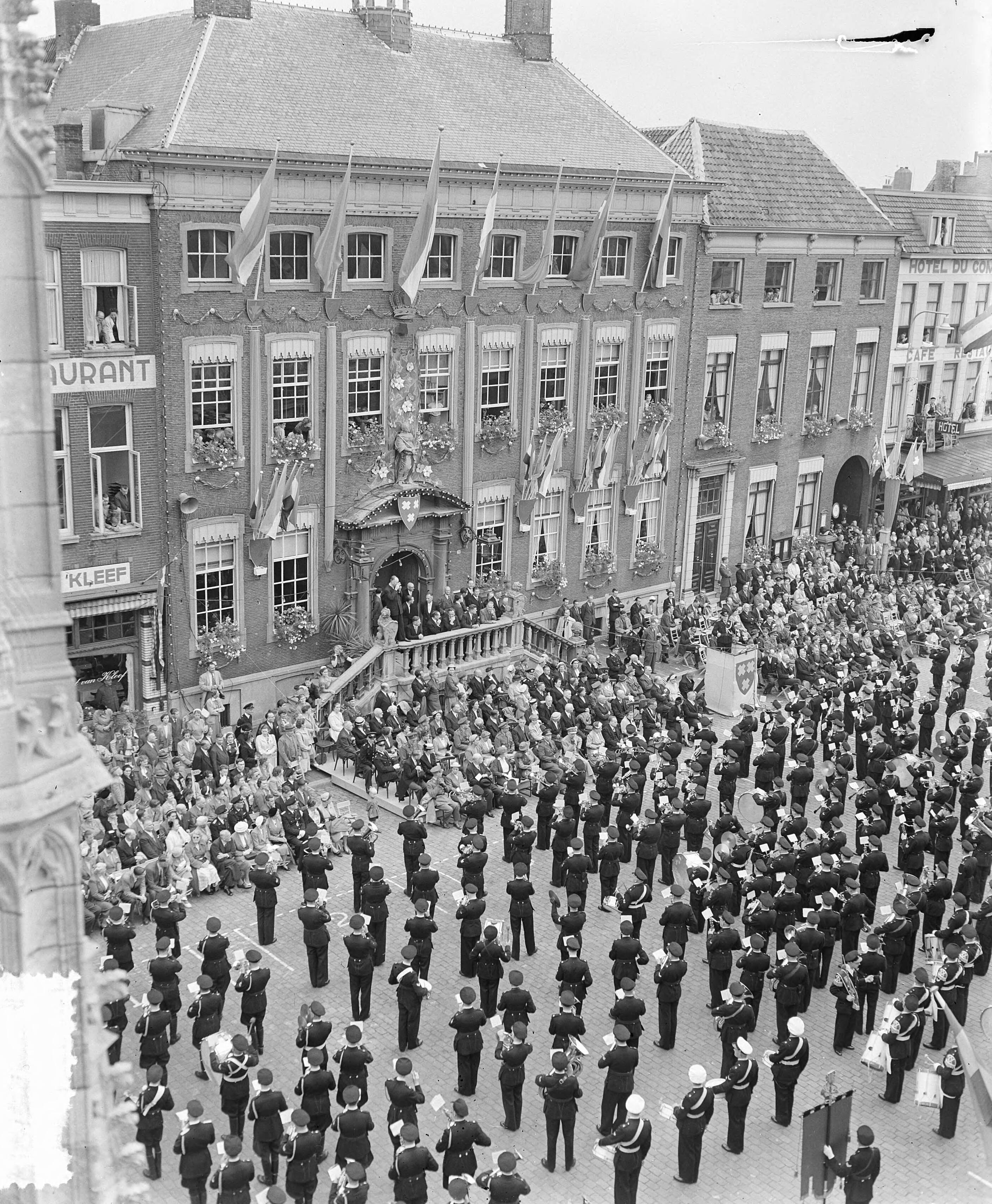 Opening feesten KMA Breda 125 jaar — Opening feest KMA Breda. Overzicht — Foto: Duinen, H. van / Anefo. Licentie: Set B: Rechtenvrij / Publiek Domein. Bron: Nationaal Archief. http://hdl.handle.net/10648/a90fa9ea-d0b4-102d-bcf8-003048976d84