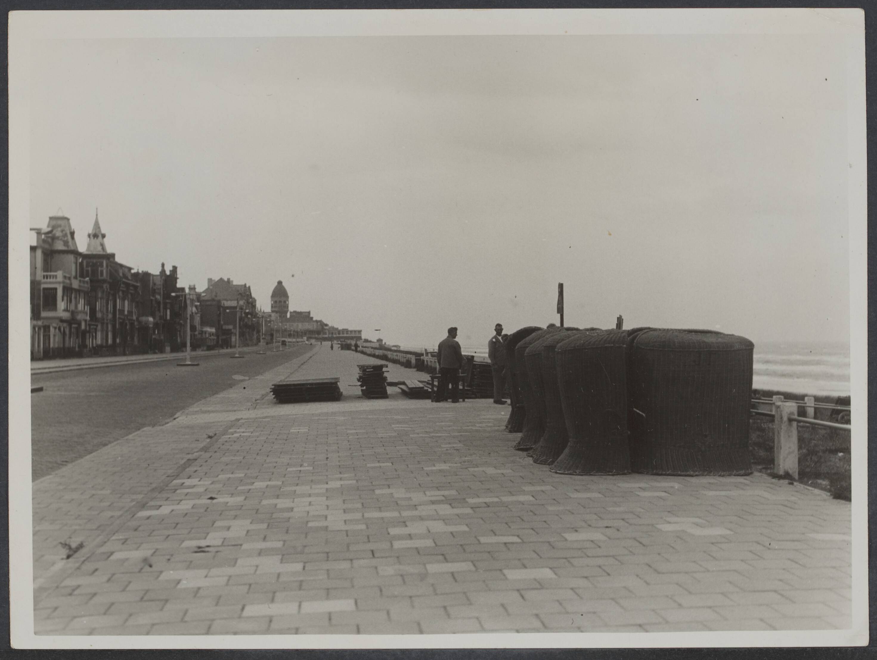 Zandvoort, vóór 1945 — Zandvoort. Strandstoelen op de Boulevard — Foto: Valks, H.J.M. / Spaarnestad. Licentie: Set B: Rechtenvrij / Publiek Domein. Bron: Nationaal Archief. http://hdl.handle.net/10648/20c0ec19-3999-93ee-d20b-dd55ff32ecde