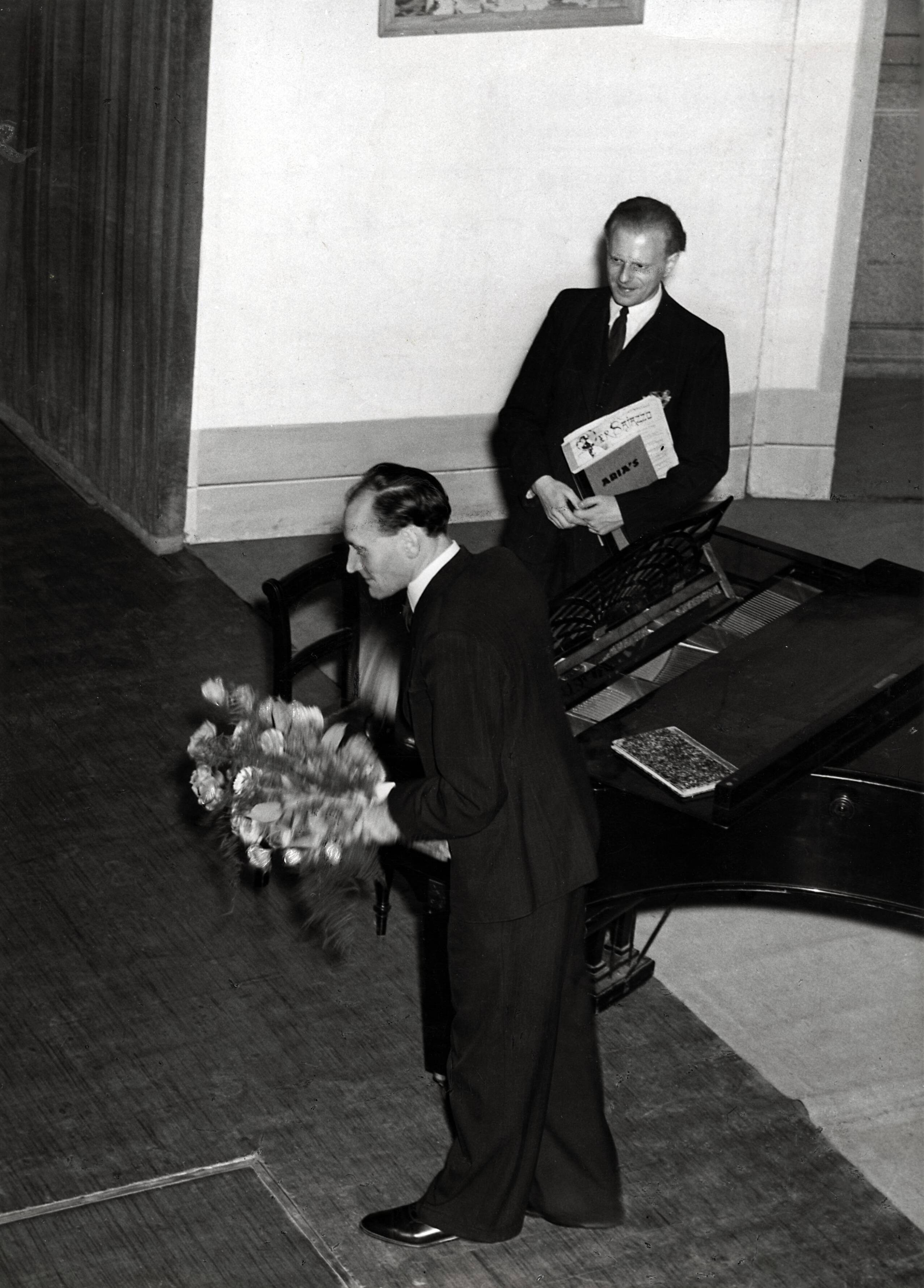 Drukkerij Spaarnestad — [40-jarig jubileum N.V. De Spaarnestad] [feestavond in de Stadsschouwburg] [huldiging jubilaris?] — Foto: Fotograaf Onbekend / Fotobureau onbekend / Spaarnestad Photo (05887). Licentie: Set B: Rechtenvrij / Publiek Domein. Bron: Nationaal Archief. http://hdl.handle.net/10648/35429da6-3a08-a382-e063-6df0900a6686
