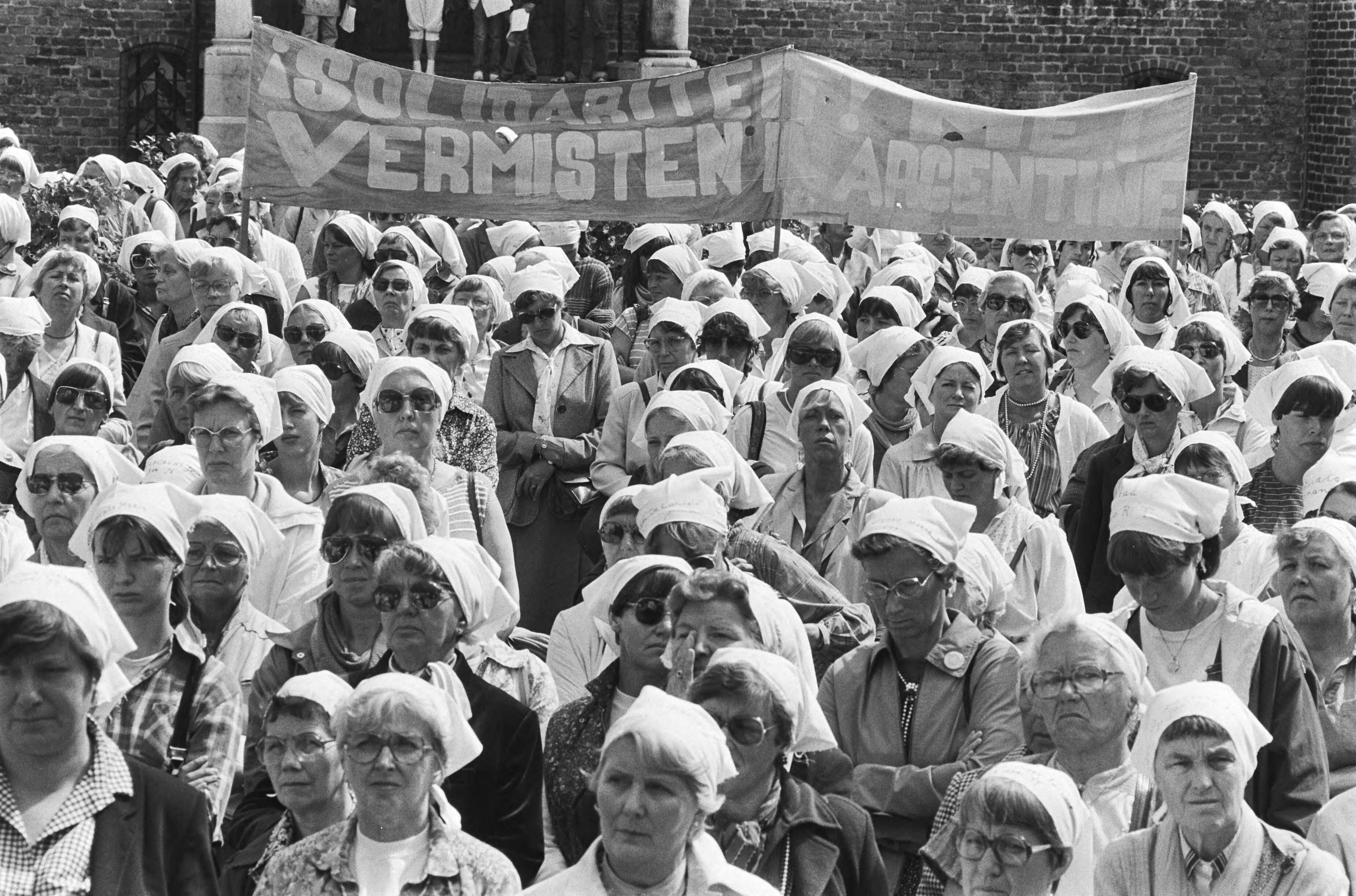 Fotocollectie Anefo — Demonstratie vrouwen, solidair met moeders van Plaza del Mayo in Argentinie (Binnenhof, Den Haag ) — Foto: Antonisse, Marcel / Anefo. Licentie: Set B: Rechtenvrij / Publiek Domein. Bron: Nationaal Archief. http://hdl.handle.net/10648/ad19caa2-d0b4-102d-bcf8-003048976d84
