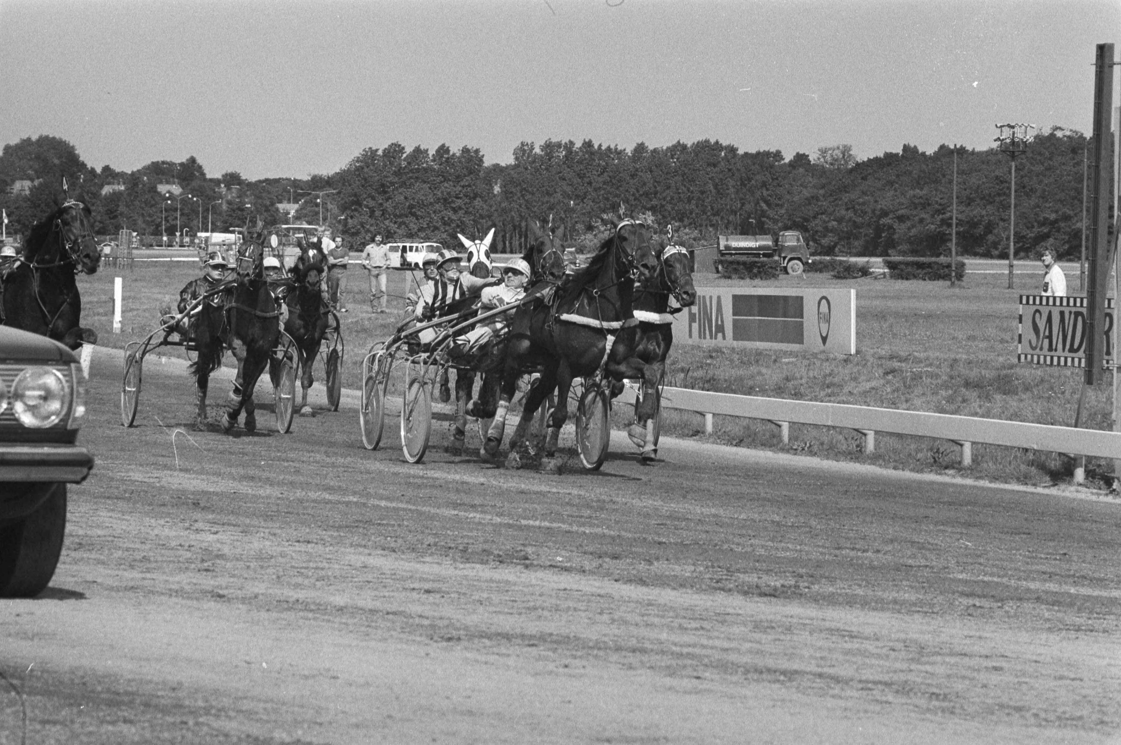 Fotocollectie Anefo — Duindigt, derby voor dravers; winnaar is no. 14 Uranis ter Lune met pikeur De Wrede — Foto: Croes, Rob C. / Anefo. Licentie: Set B: Rechtenvrij / Publiek Domein. Bron: Nationaal Archief. http://hdl.handle.net/10648/ad00e5a0-d0b4-102d-bcf8-003048976d84