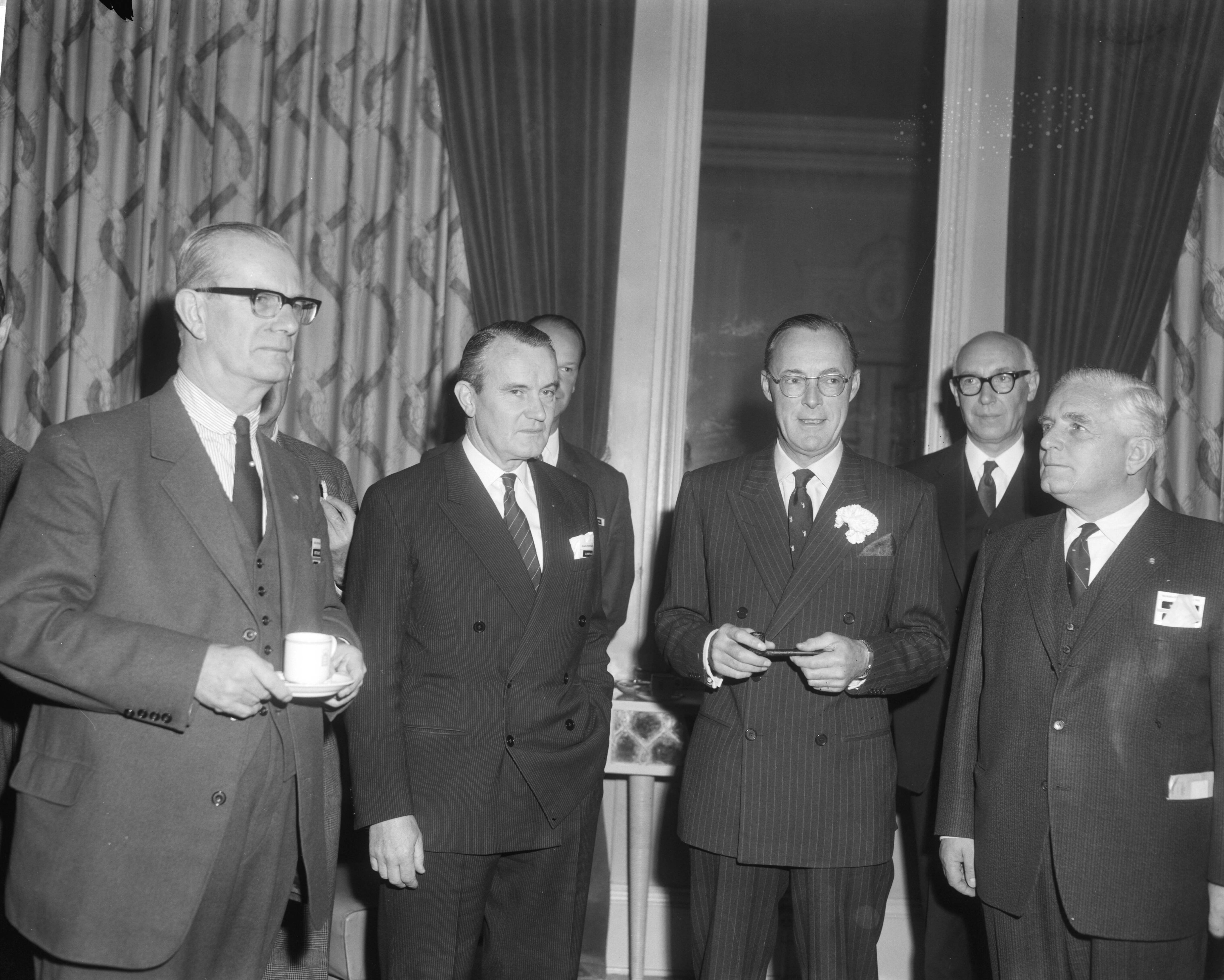 Fotocollectie Anefo — Viering van het veertigjarig bestaan van het NIVE, de Nederlandse Vereniging voor Managers, in het Kurhaus in Scheveningen, in aanwezigheid van prins Bernhard (r.) — Foto: Bilsen, Joop van / Anefo. Licentie: Set B: Rechtenvrij / Publiek Domein. Bron: Nationaal Archief. http://hdl.handle.net/10648/aad05c7a-d0b4-102d-bcf8-003048976d84