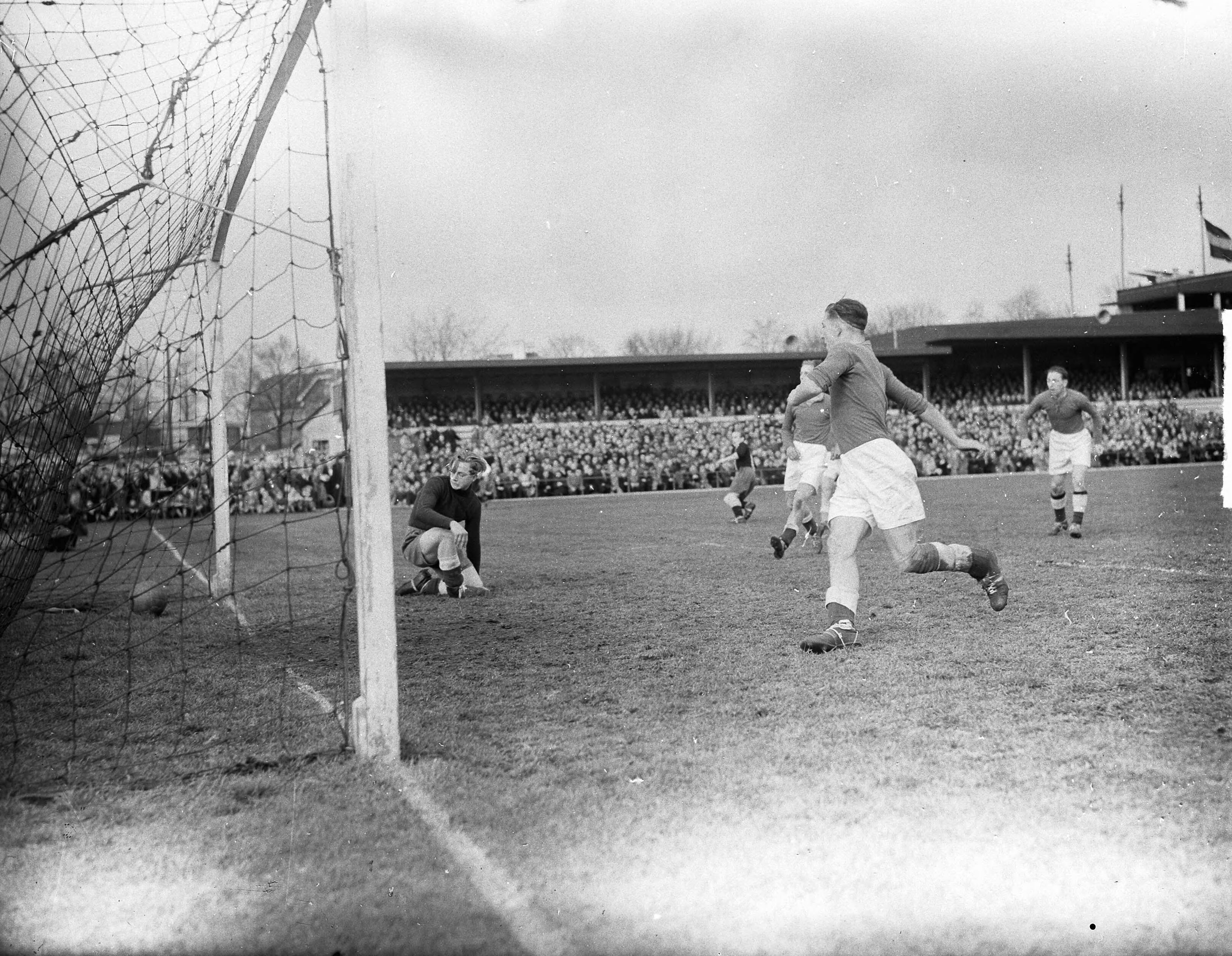 Fotocollectie Anefo — Voetbal. 't Gooi-Stormvogels 1-0. Hamers wordt gepasseerd door een schot van Los (1-0) — Foto: Merk, Ben / Anefo. Licentie: Set B: Rechtenvrij / Publiek Domein. Bron: Nationaal Archief. http://hdl.handle.net/10648/a8c4da28-d0b4-102d-bcf8-003048976d84