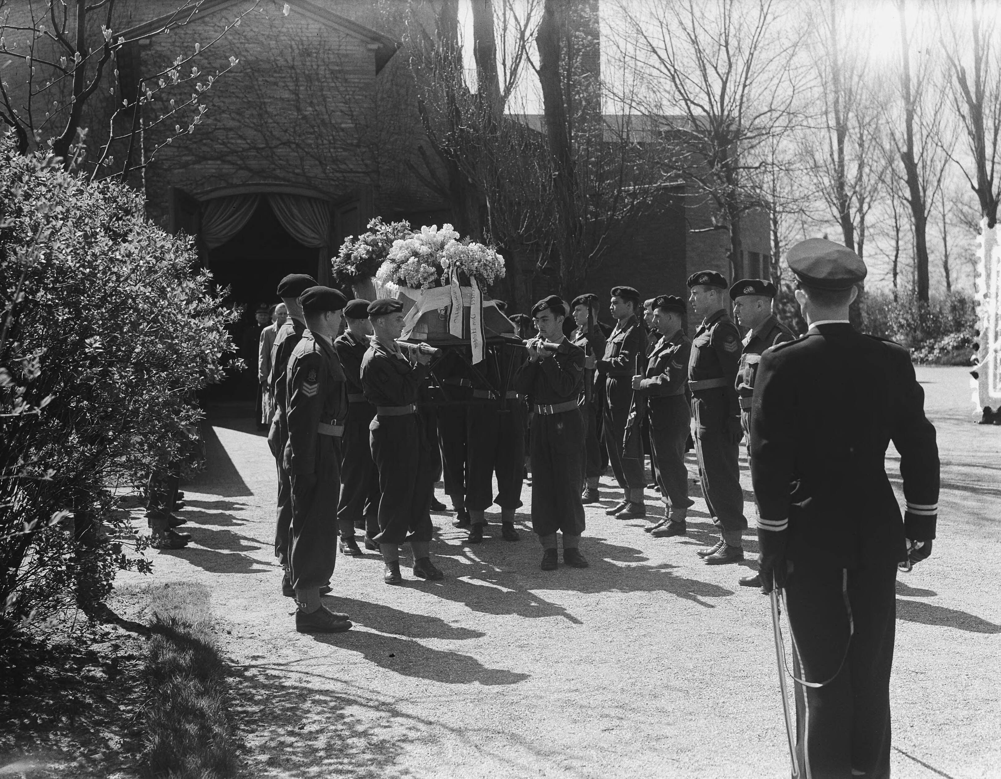 Fotocollectie Anefo — Marinebegrafenis van sergeant Wessels te Haarlem — Foto: Rossem, Wim van / Anefo. Licentie: Set B: Rechtenvrij / Publiek Domein. Bron: Nationaal Archief. http://hdl.handle.net/10648/a90aa742-d0b4-102d-bcf8-003048976d84