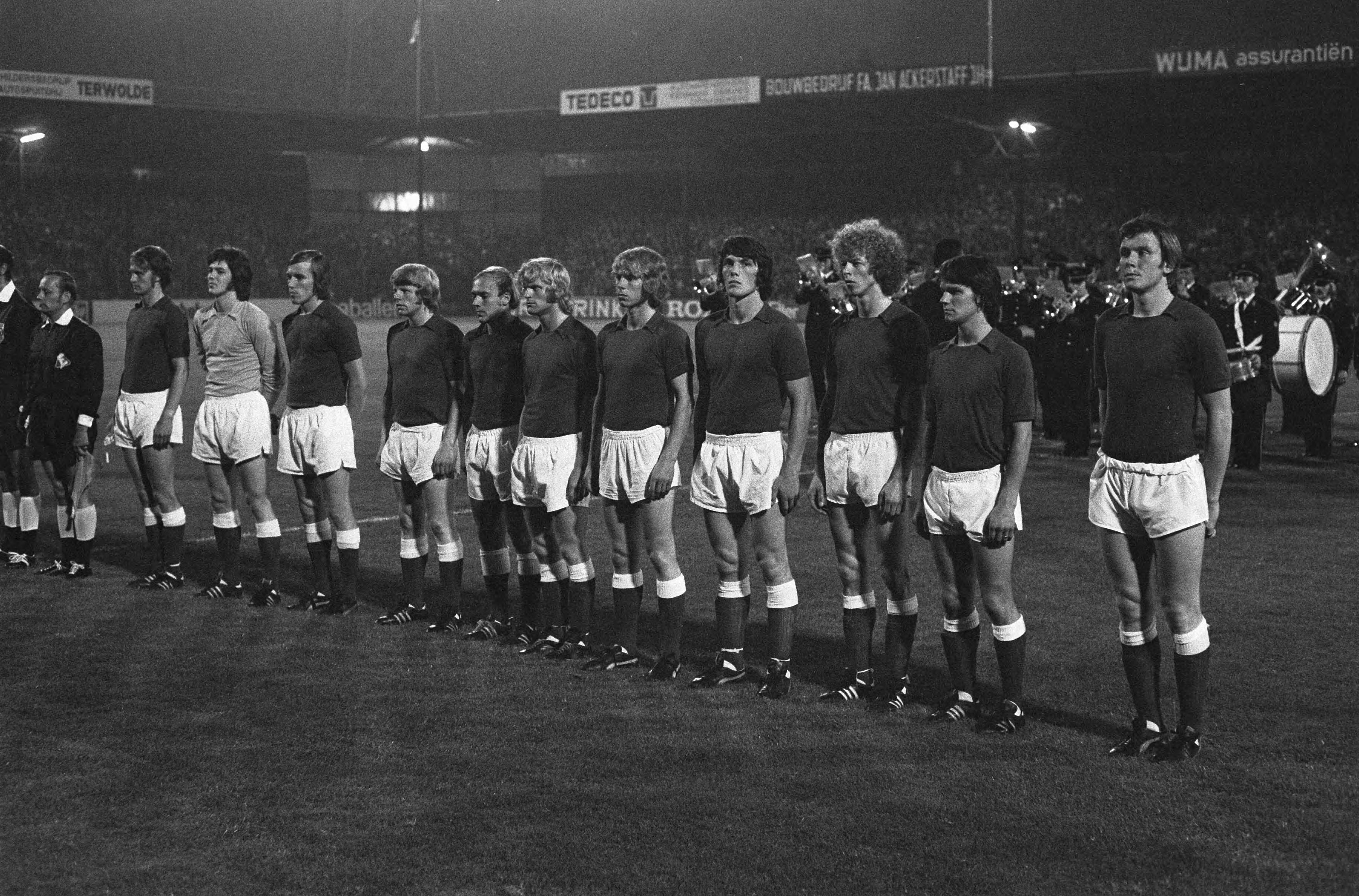 Fotocollectie Anefo — IJsland tegen Nederland 1-8 te Deventer — Foto: Verhoeff, Bert / Anefo. Licentie: Set B: Rechtenvrij / Publiek Domein. Bron: Nationaal Archief. http://hdl.handle.net/10648/ac357618-d0b4-102d-bcf8-003048976d84