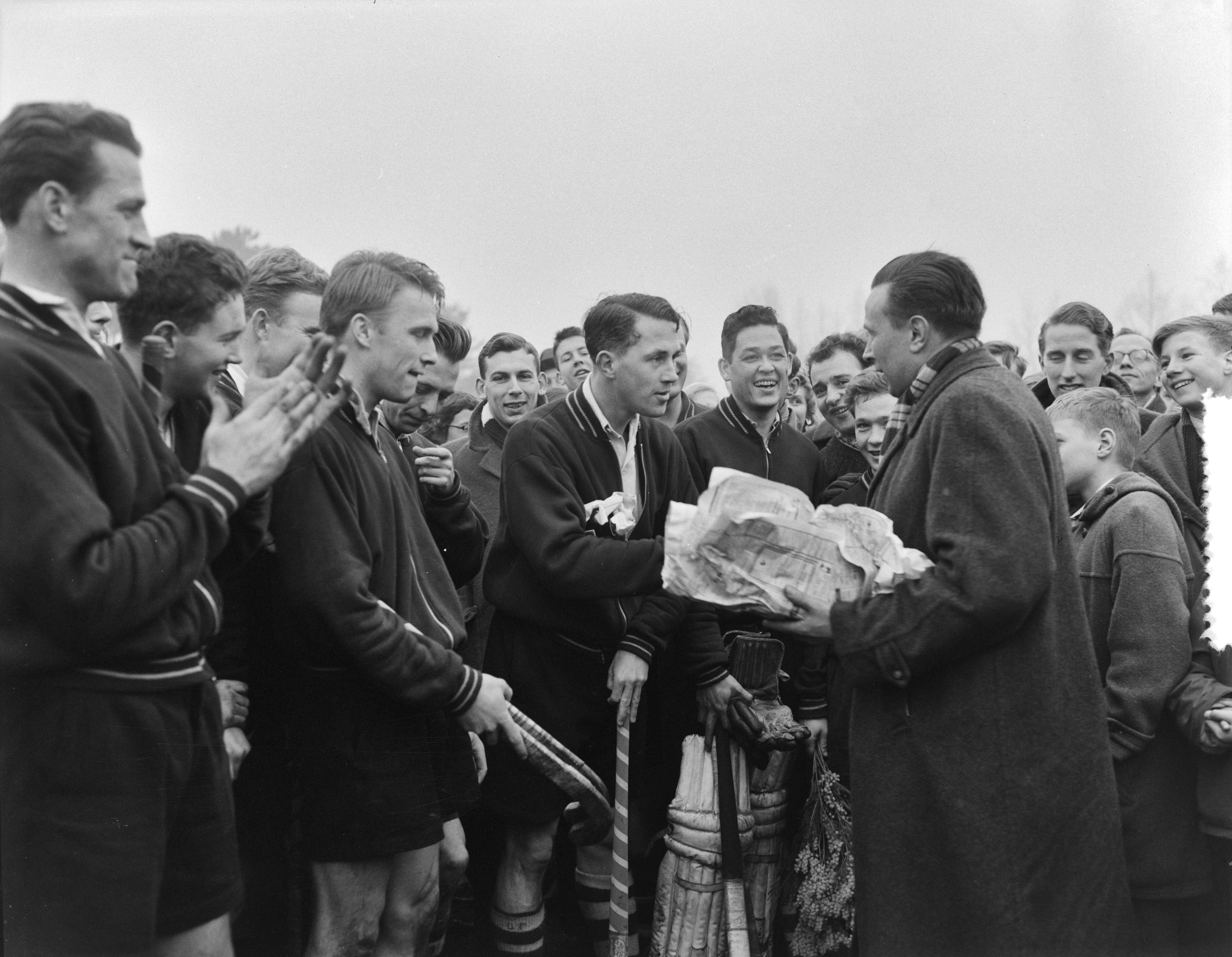 Fotocollectie Anefo — Hockey. HHIJC tegen Laren 0-0. (Laren kampioen eerste klasse Westen). De aanvoerder van Laren, Dick Loggere, wordt gefeliciteerd door de voorzitter van SCHC., ir. J. J. Blijdestein — Foto: Pot, Harry / Anefo. Licentie: Set B: Rechtenvrij / Publiek Domein. Bron: Nationaal Archief. http://hdl.handle.net/10648/a942424c-d0b4-102d-bcf8-003048976d84