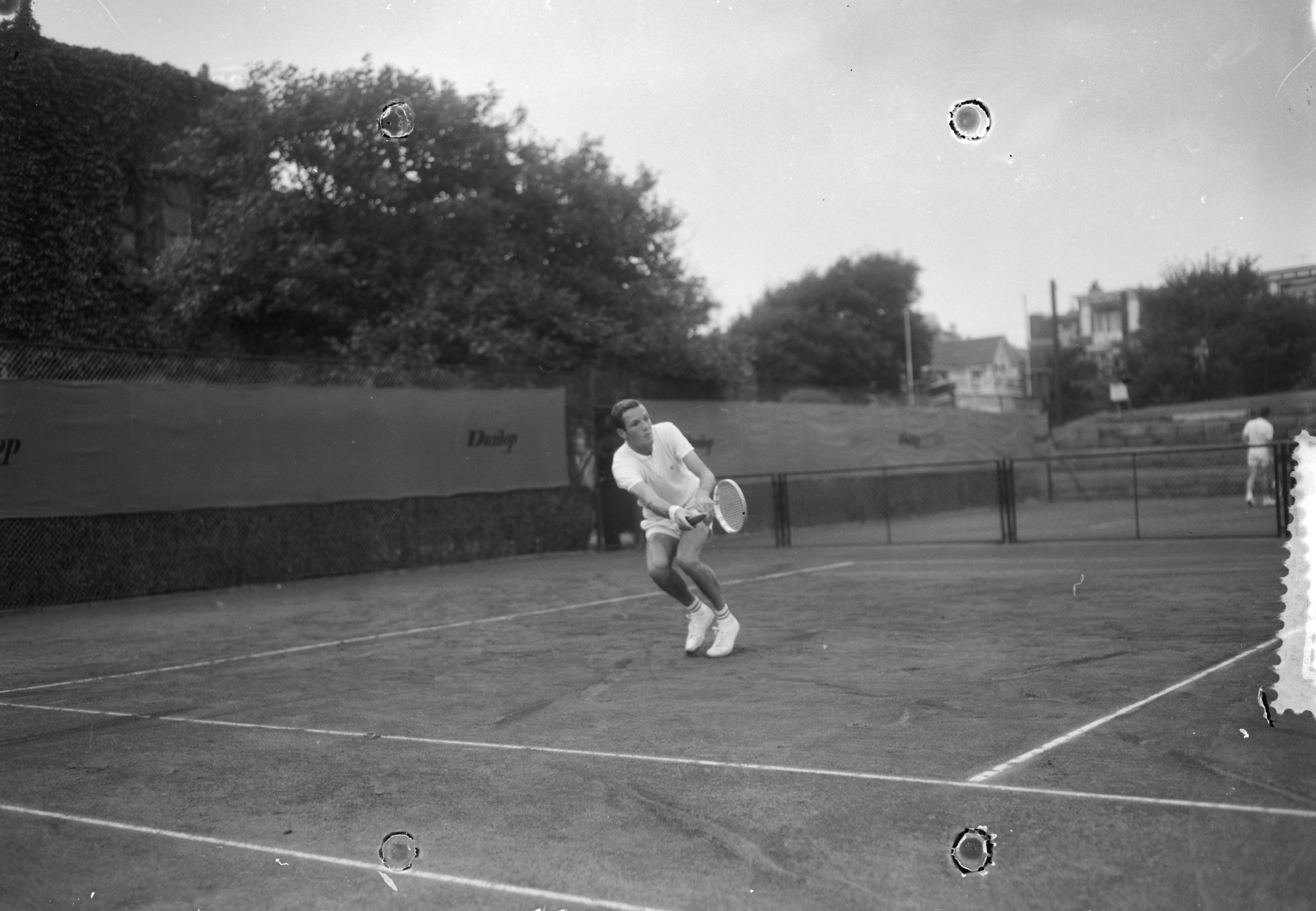Fotocollectie Anefo — Nederlandse tenniskampioenschappen METS-banen, Tom Okker in actie — Foto: Bilsen, Joop van / Anefo. Licentie: Set B: Rechtenvrij / Publiek Domein. Bron: Nationaal Archief. http://hdl.handle.net/10648/aa74eb88-d0b4-102d-bcf8-003048976d84