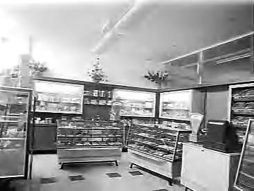 Fotocollectie Anefo — Opdrachten Fa. Koning in Haarlem (verlichte etalages en interieur winkel) — Foto: Pot, Harry / Anefo. Licentie: Set B: Rechtenvrij / Publiek Domein. Bron: Nationaal Archief. http://hdl.handle.net/10648/a966fa74-d0b4-102d-bcf8-003048976d84