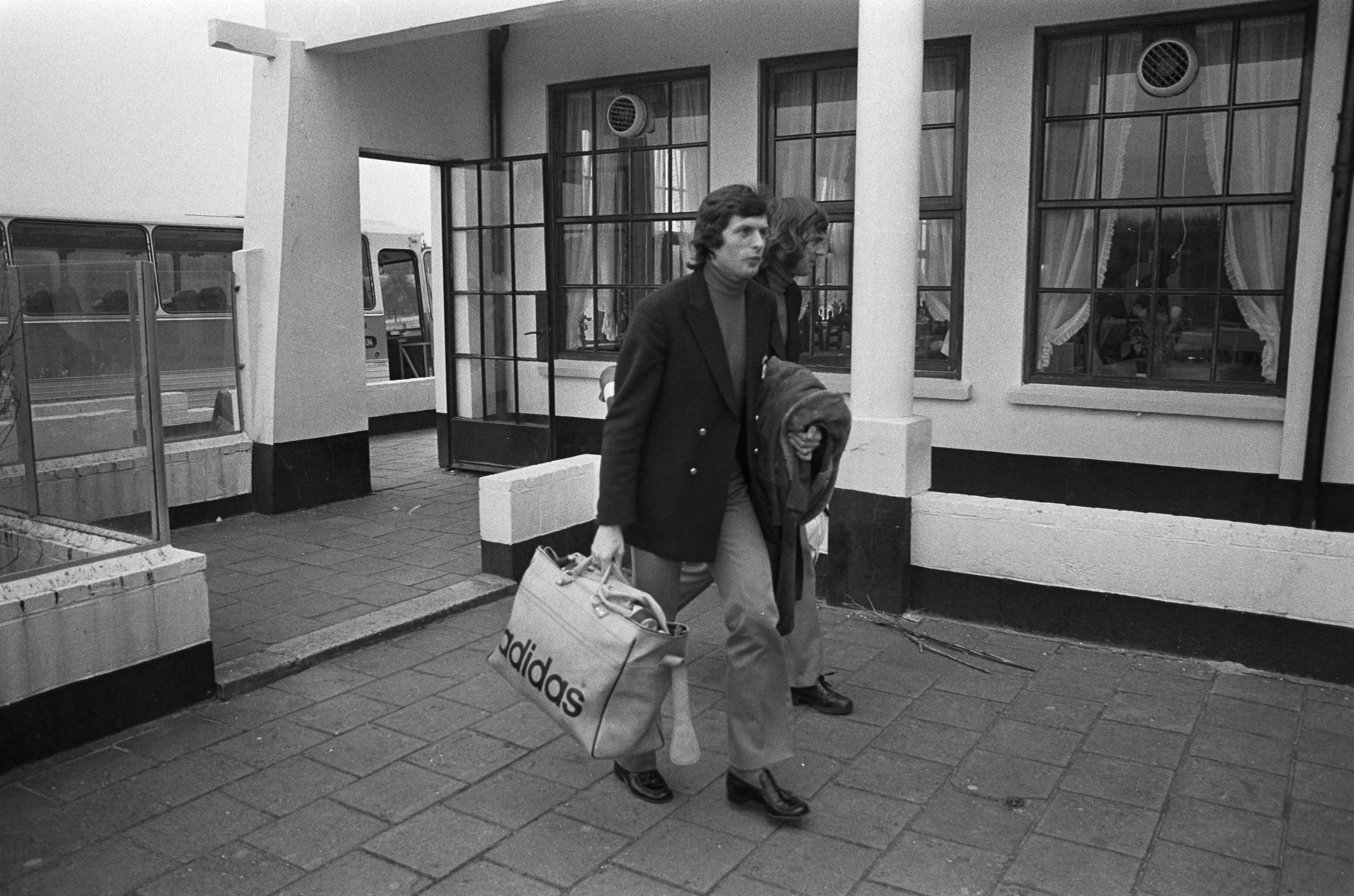 Fotocollectie Anefo — Ajax naar Wassenaar, Swart en Neeskens — Foto: Peters, Hans / Anefo. Licentie: Set B: Rechtenvrij / Publiek Domein. Bron: Nationaal Archief. http://hdl.handle.net/10648/ac2665ce-d0b4-102d-bcf8-003048976d84