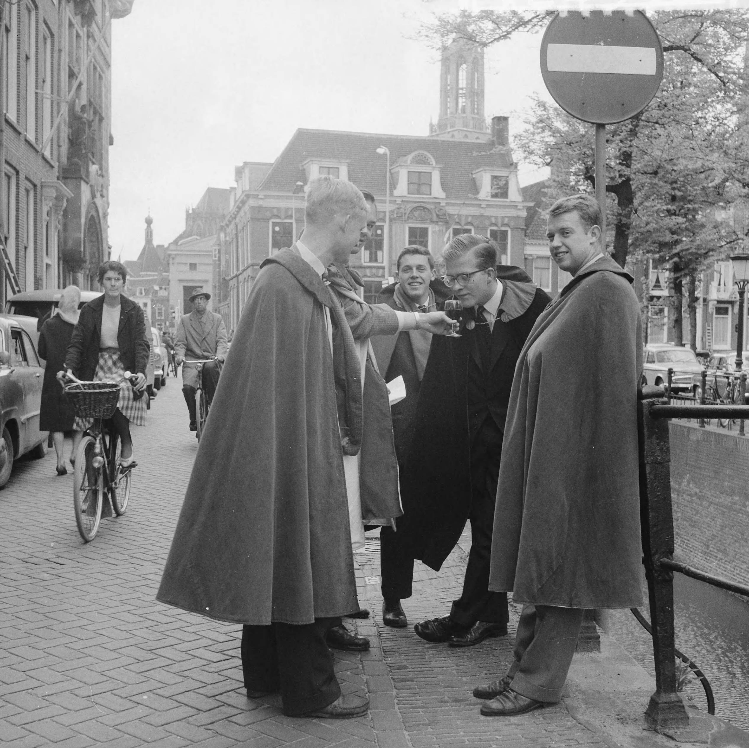 Fotocollectie Anefo — Capes voor studenten te Utrecht in verband met 325-jarig bestaan van het corps — Foto: Nijs, Jac. de / Anefo. Licentie: Set B: Rechtenvrij / Publiek Domein. Bron: Nationaal Archief. http://hdl.handle.net/10648/a9d44e44-d0b4-102d-bcf8-003048976d84