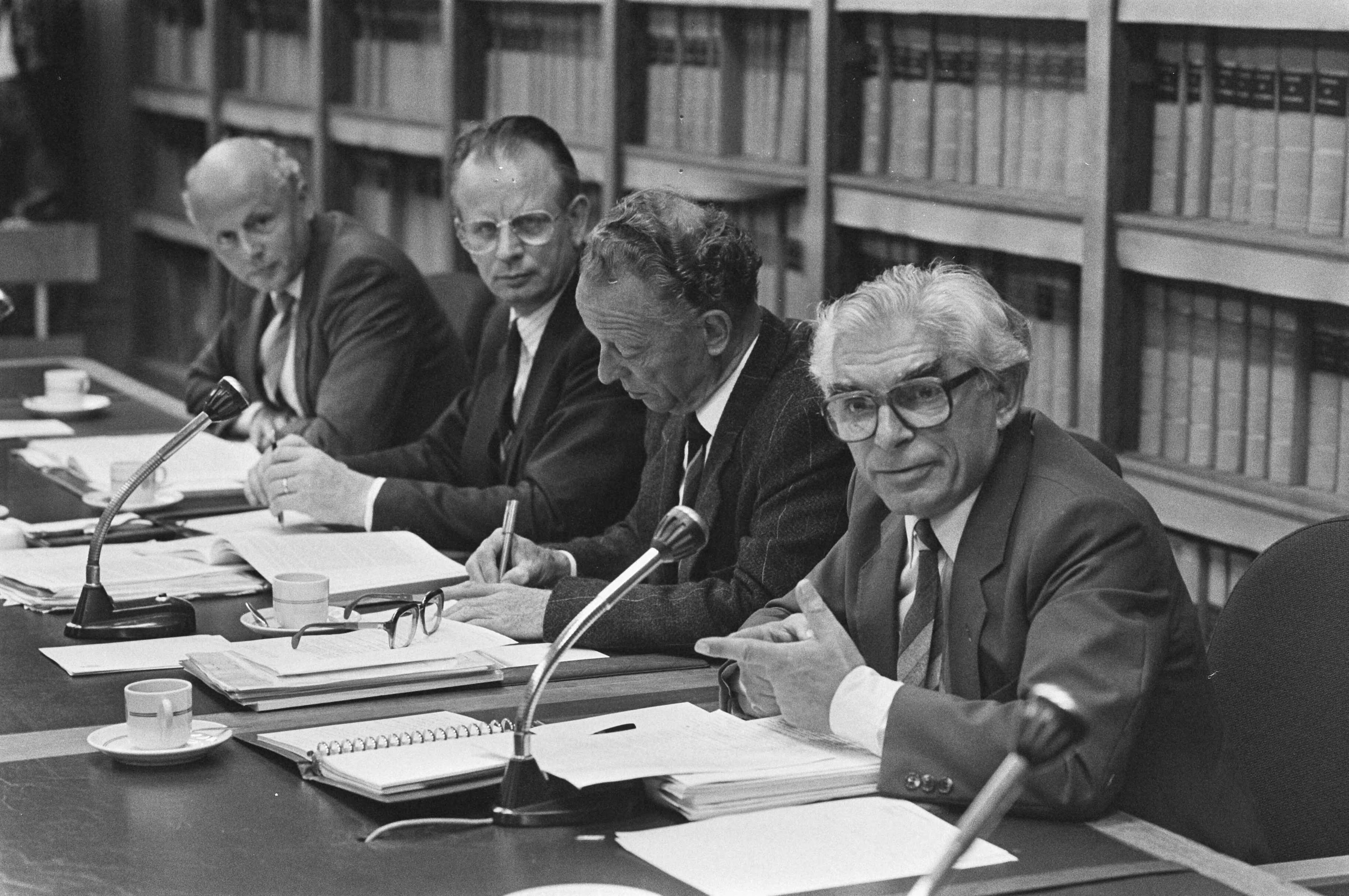 Fotocollectie Anefo — Hoorzitting over gebeurtenissen bij het ABP gehouden in Den Haag ; gehoord werd o.m. de voormalige commissie van onderzoek — Foto: Croes, Rob C. / Anefo. Licentie: Set B: Rechtenvrij / Publiek Domein. Bron: Nationaal Archief. http://hdl.handle.net/10648/ad3c8a2e-d0b4-102d-bcf8-003048976d84