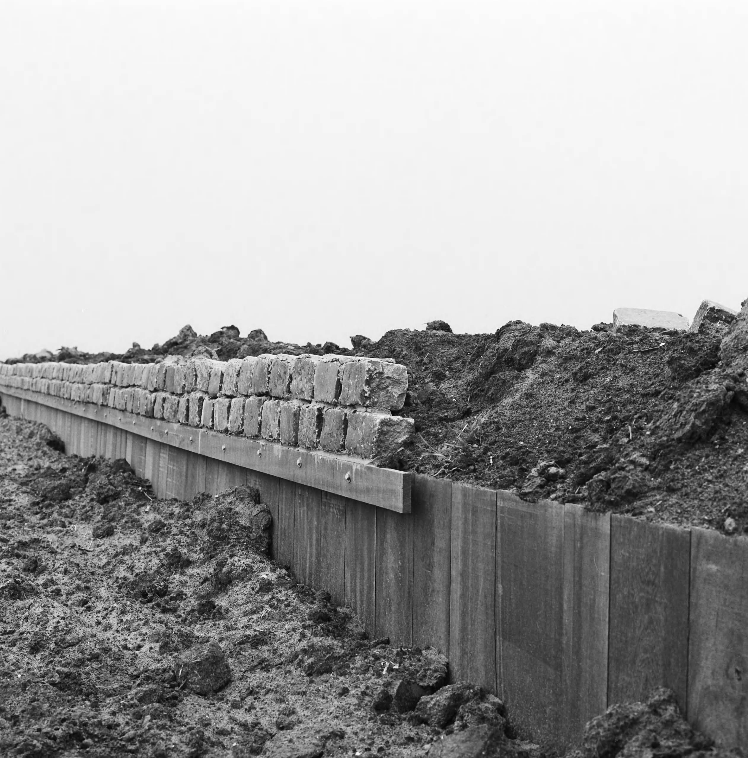 Fotocollectie Nederlandse Heidemaatschappij — Leeuwarden. Aanleg damwanden in het recreatiecomplex Kleine Wielen — Foto: Fotograaf Onbekend / Heidemij. Licentie: Set B: Rechtenvrij / Publiek Domein. Bron: Nationaal Archief. http://hdl.handle.net/10648/ae7e0a48-d0b4-102d-bcf8-003048976d84