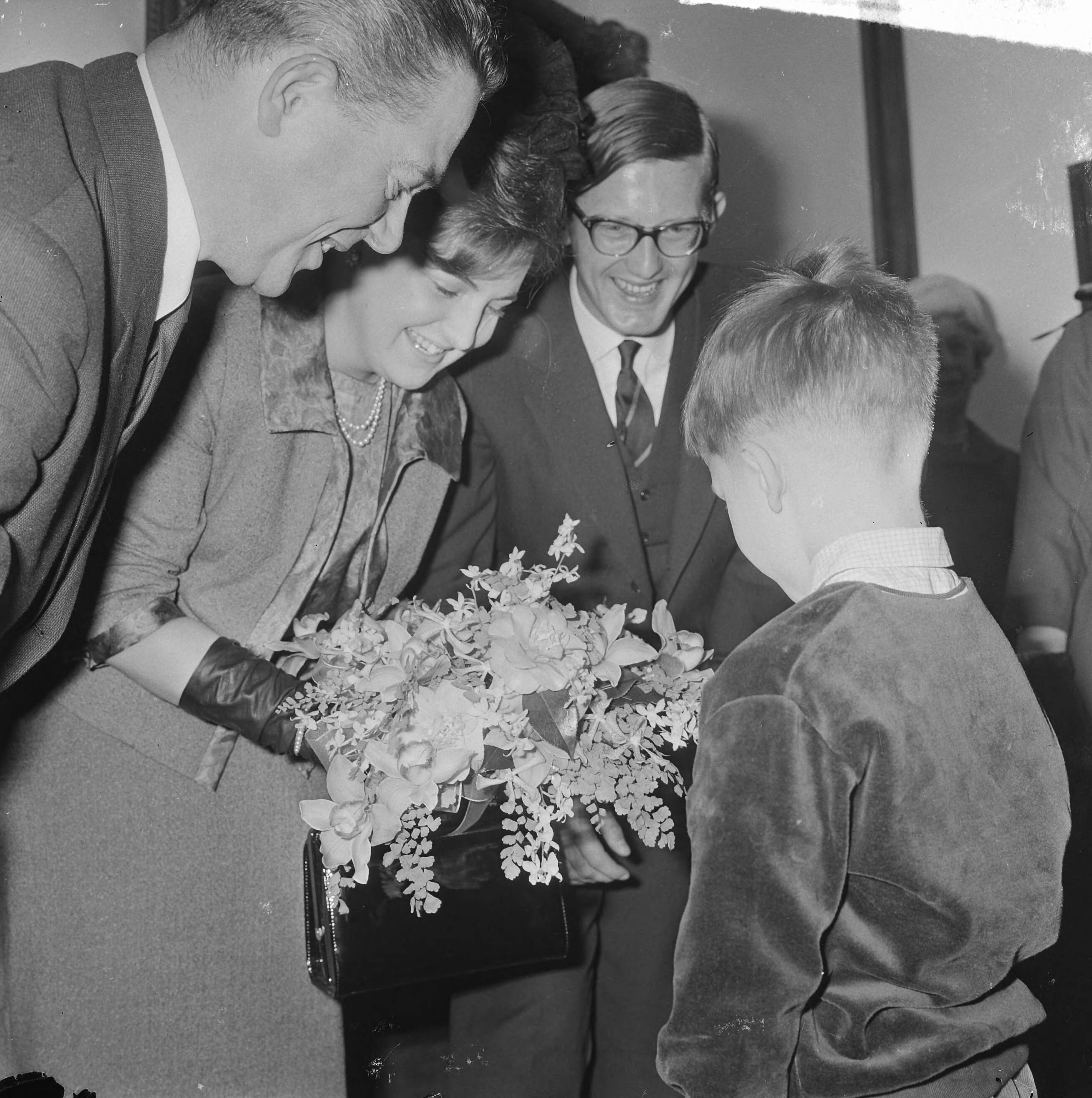 Verloofde paar prinses Margriet en Pieter van Vollenhoven in Den Haag — Verloofde paar in Den Haag , jongste zoon van premier Marijnen, Peter Paul feliciteert het paar — Foto: Koch, Eric / Anefo. Licentie: Set B: Rechtenvrij / Publiek Domein. Bron: Nationaal Archief. http://hdl.handle.net/10648/aa988674-d0b4-102d-bcf8-003048976d84