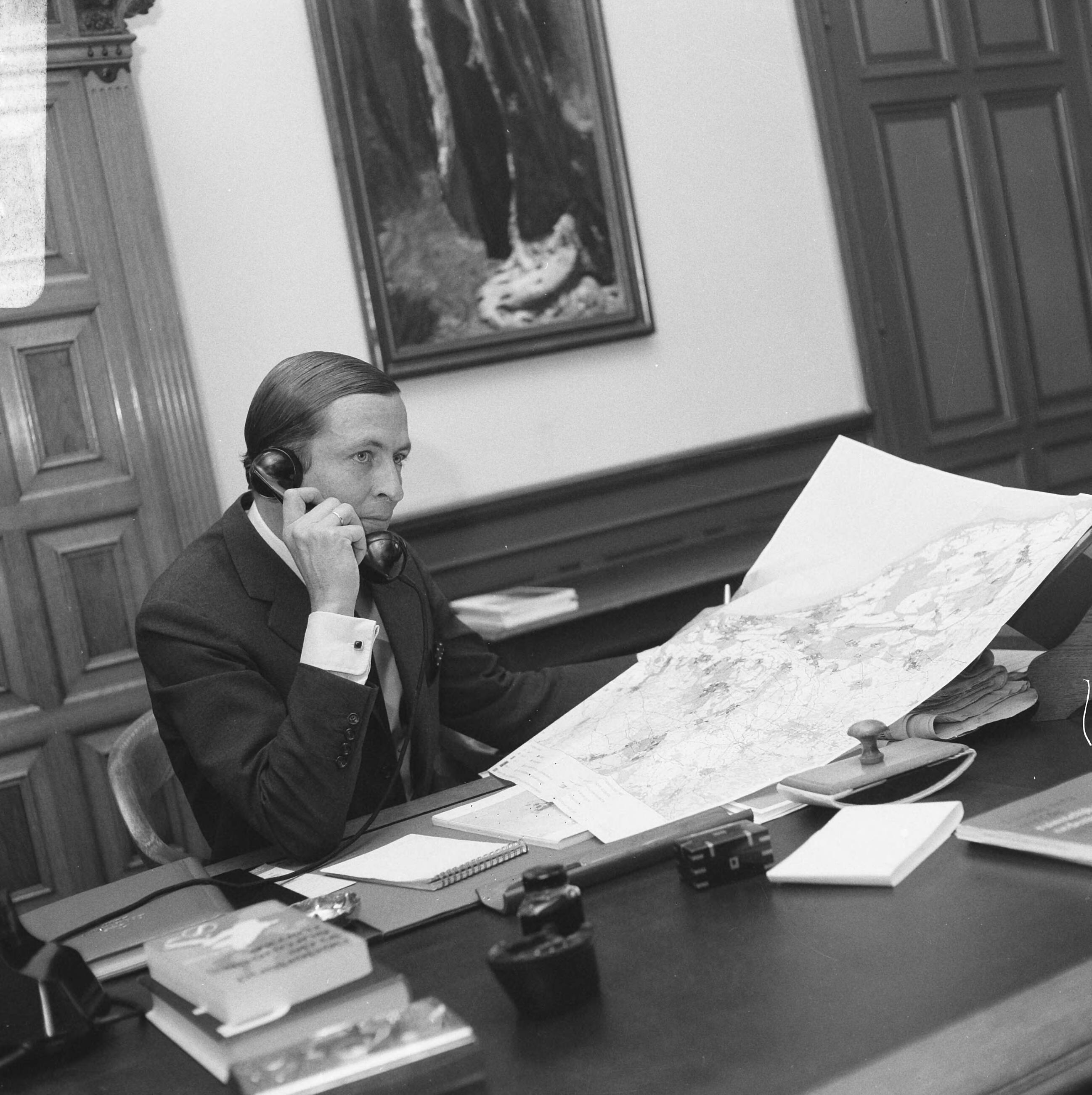 Prins Claus in zijn werkkamer op kasteel Drakensteyn — Drakensteyn|Baarn|prinsen |kastelen |interieurs|Claus, prins|Utrecht (prov) — Foto: Kroon, Ron / Anefo. Licentie: Set B: Rechtenvrij / Publiek Domein. Bron: Nationaal Archief. http://hdl.handle.net/10648/ab011216-d0b4-102d-bcf8-003048976d84