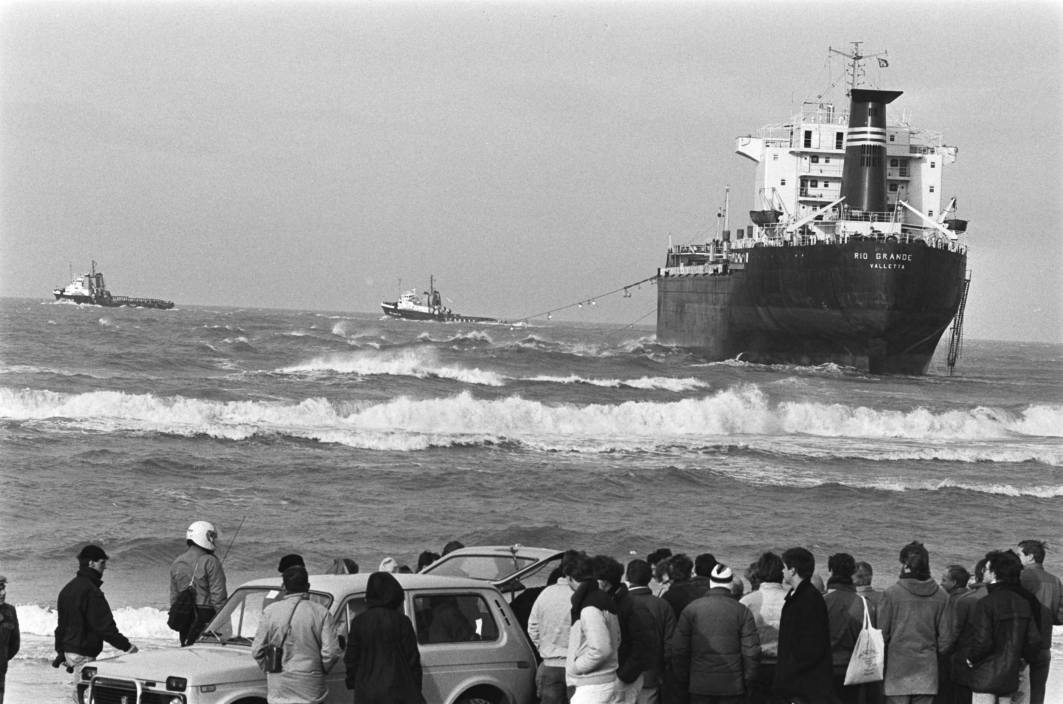 Rio Grande op het strand van Wassenaar — 2 zeeslepers bezig met het gestrande schip — Foto: Bogaerts, Rob / Anefo. Licentie: Set B: Rechtenvrij / Publiek Domein. Bron: Nationaal Archief. http://hdl.handle.net/10648/ad4efed4-d0b4-102d-bcf8-003048976d84