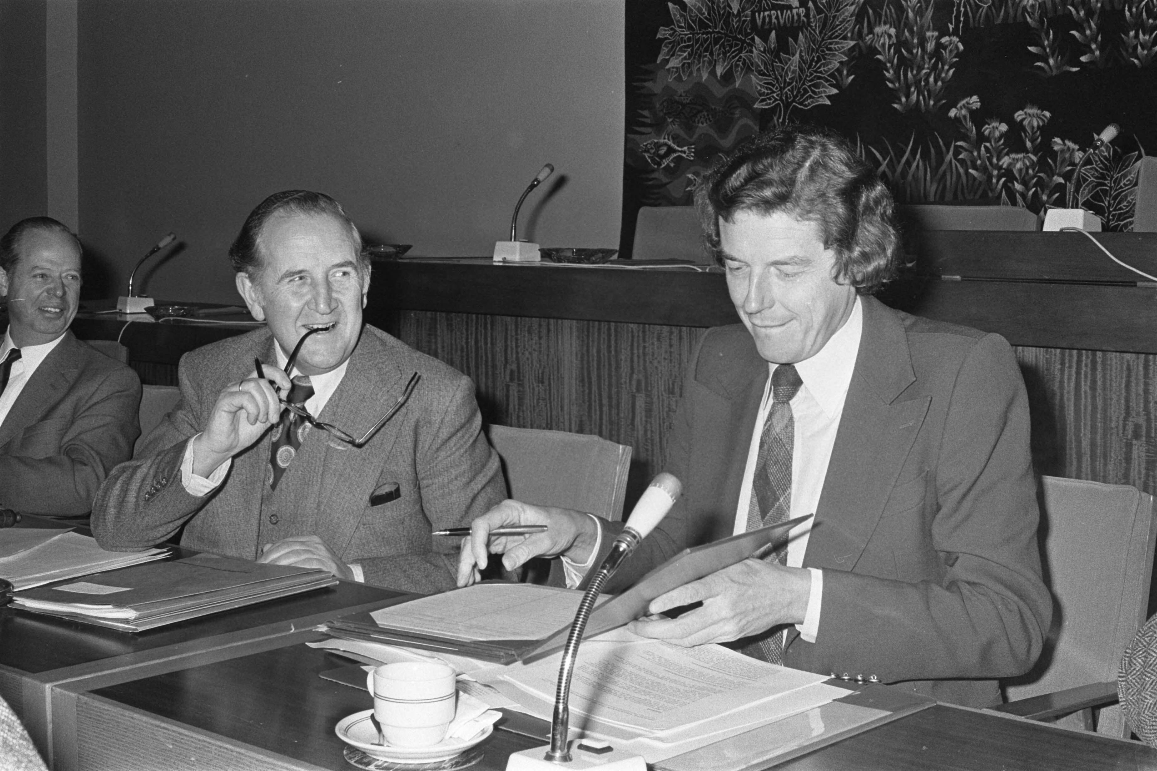 Fotocollectie Anefo — SER-overleg in Den Haag ; VNO-voorzitter Van Veen (l) FNV-voorzitter Kok — Foto: Suyk, Koen / Anefo. Licentie: Set B: Rechtenvrij / Publiek Domein. Bron: Nationaal Archief. http://hdl.handle.net/10648/aca697b2-d0b4-102d-bcf8-003048976d84