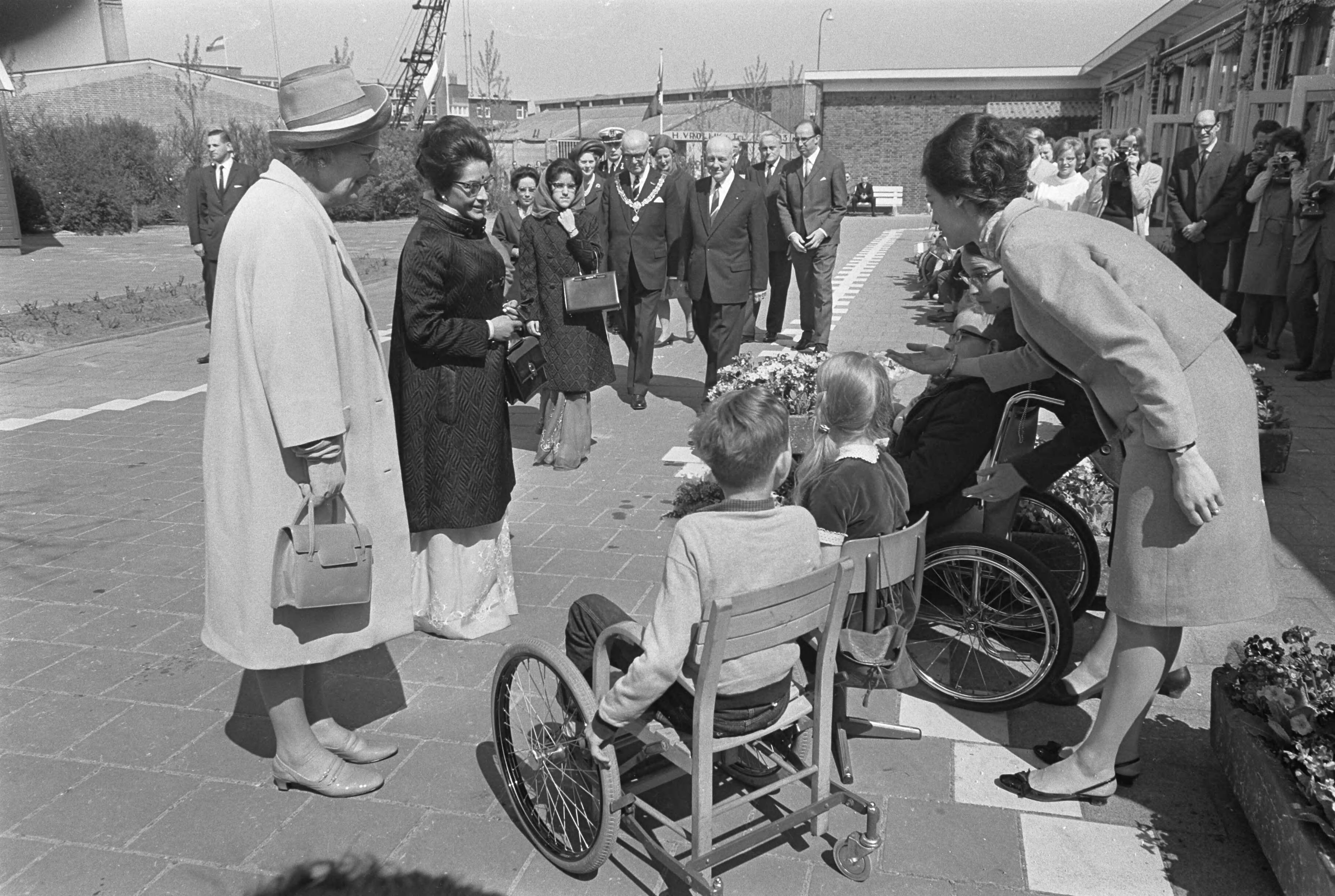 Fotocollectie Anefo — Bezoek Koning en Koningin van Nepal aan Den Haag , een bloemetje voor de Koningin en de Koningin van Nepal, door kinderen van de Mytylschool — Foto: Nijs, Jac. de / Anefo. Licentie: Set B: Rechtenvrij / Publiek Domein. Bron: Nationaal Archief. http://hdl.handle.net/10648/ab16f23e-d0b4-102d-bcf8-003048976d84