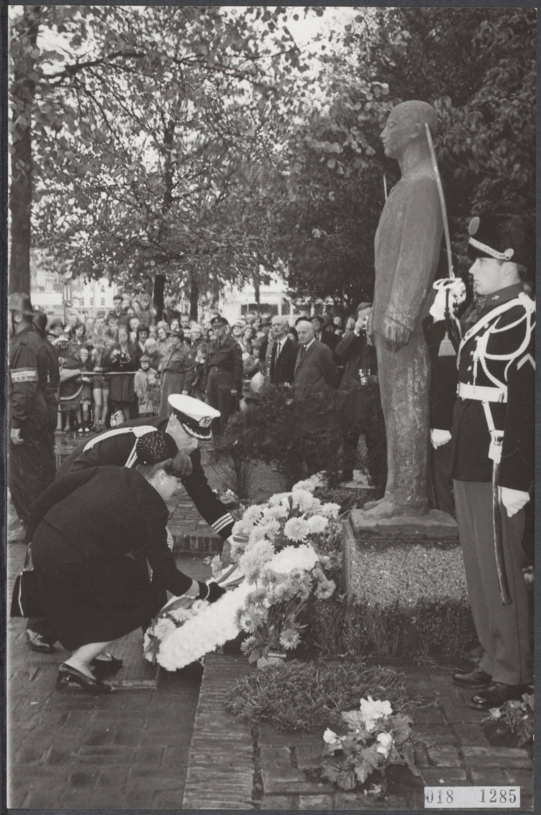 Fotocollectie Elsevier Binnenland — Prinses Margriet heeft een krans gelegd bij het monument aan de Haarlemse Dreef t.g.v. het 14e Congres van het Veteranen Legioen Nederland — Foto: Nijs, Jac. de / Anefo. Licentie: Set B: Rechtenvrij / Publiek Domein. Bron: Nationaal Archief. http://hdl.handle.net/10648/adc4d8f2-d0b4-102d-bcf8-003048976d84