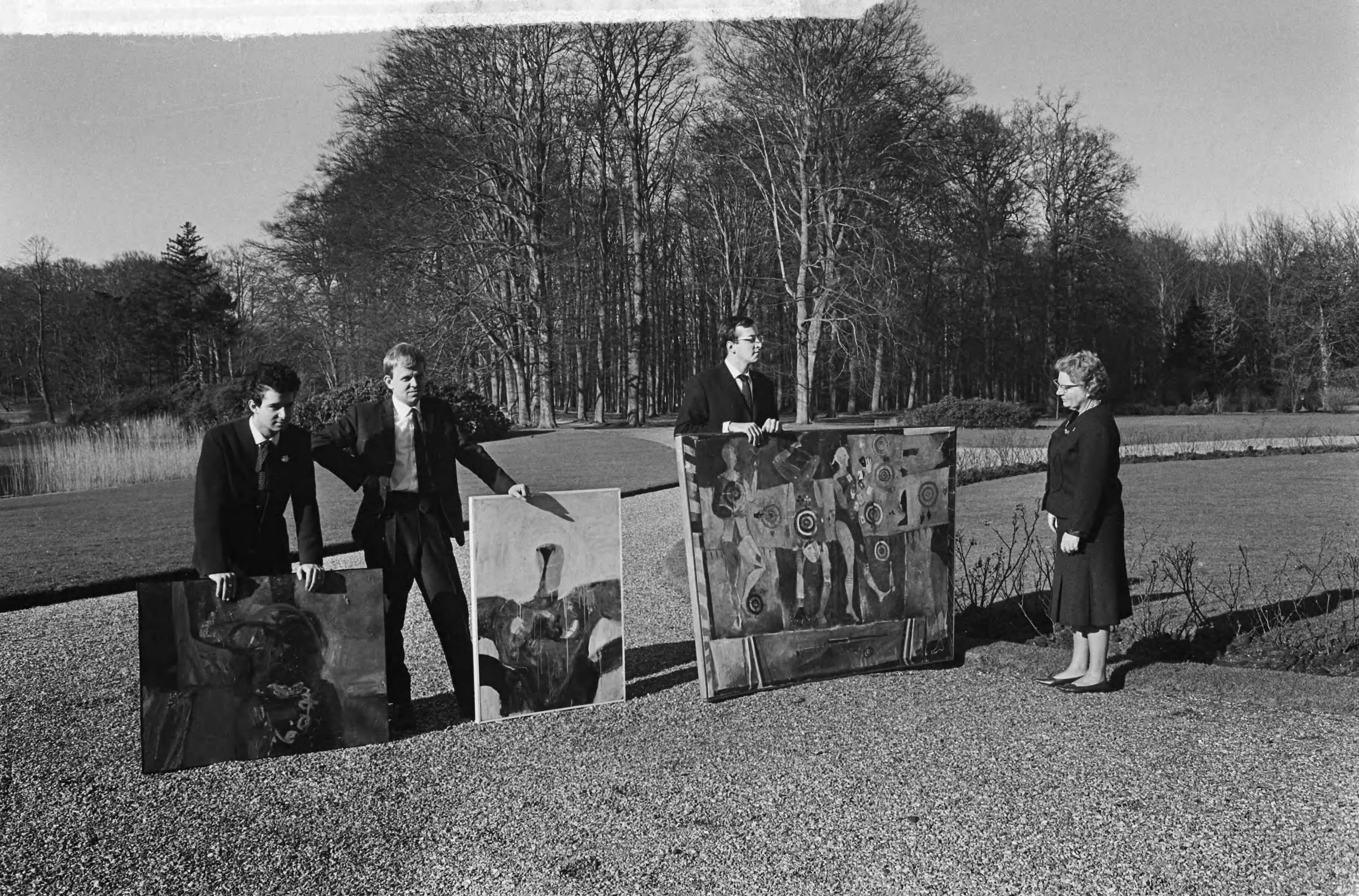 Schilders op Paleis Soestdijk — Koningin Juliana ontvangt bekroonden van het Koninklijk Instituut voor de Schilderkunst; v.l.n.r. Jacques Stegers, G.J.M. Dibbets — Foto: Fotograaf Onbekend / Anefo. Licentie: Set B: Rechtenvrij / Publiek Domein. Bron: Nationaal Archief. http://hdl.handle.net/10648/aa91eb3e-d0b4-102d-bcf8-003048976d84