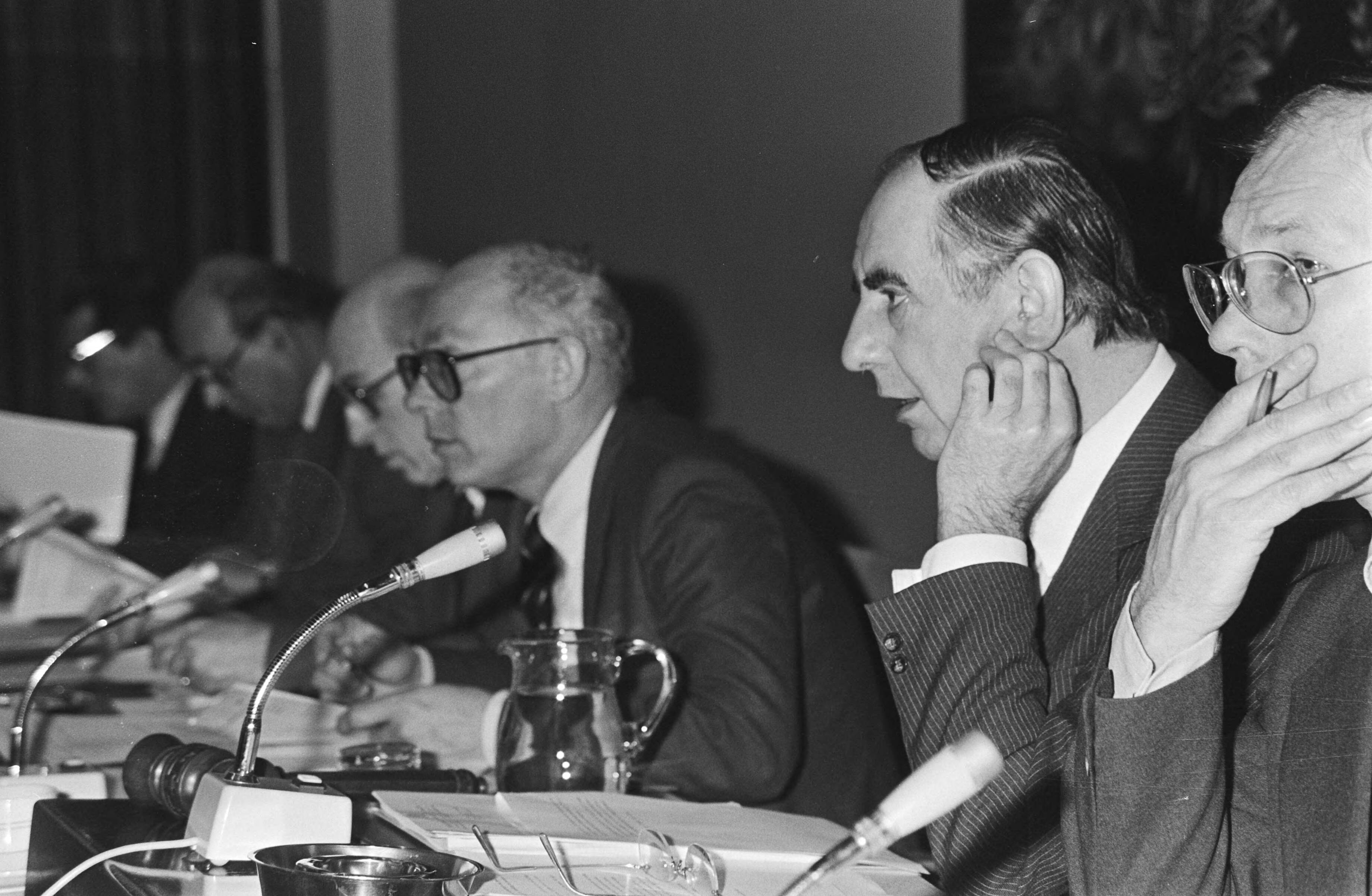Fotocollectie Anefo — Vergadering in Den Haag van Raad van de Arbeidsmarkt, dr. J. W. de Pous (r) met enkele ambtenaren tijdens vergadering — Foto: Dijk, Hans van / Anefo. Licentie: Set B: Rechtenvrij / Publiek Domein. Bron: Nationaal Archief. http://hdl.handle.net/10648/acf6df6a-d0b4-102d-bcf8-003048976d84