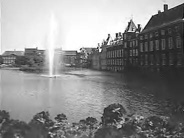 Fotocollectie Rijksvoorlichtingsdienst Eigen — Hofvijver. Den Haag — Foto: Schuurman, Ralph L. / RVD. Licentie: Set B: Rechtenvrij / Publiek Domein. Bron: Nationaal Archief. http://hdl.handle.net/10648/af6f5a6a-d0b4-102d-bcf8-003048976d84