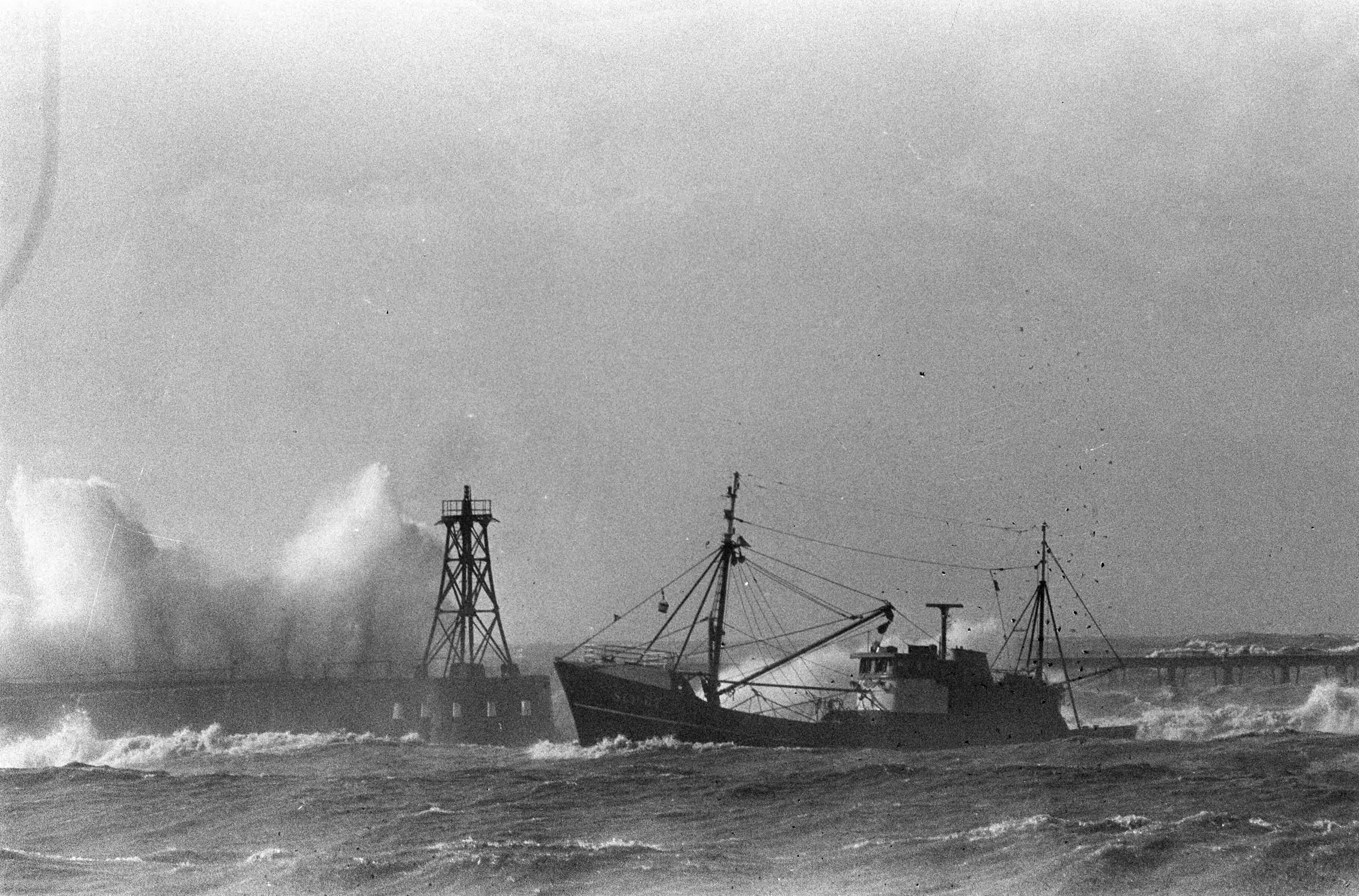 Fotocollectie Anefo — Windkracht 10, vissersboot loopt haven Scheveningen binnen — Foto: Kroon, Ron / Anefo. Licentie: Set B: Rechtenvrij / Publiek Domein. Bron: Nationaal Archief. http://hdl.handle.net/10648/ab10ddcc-d0b4-102d-bcf8-003048976d84