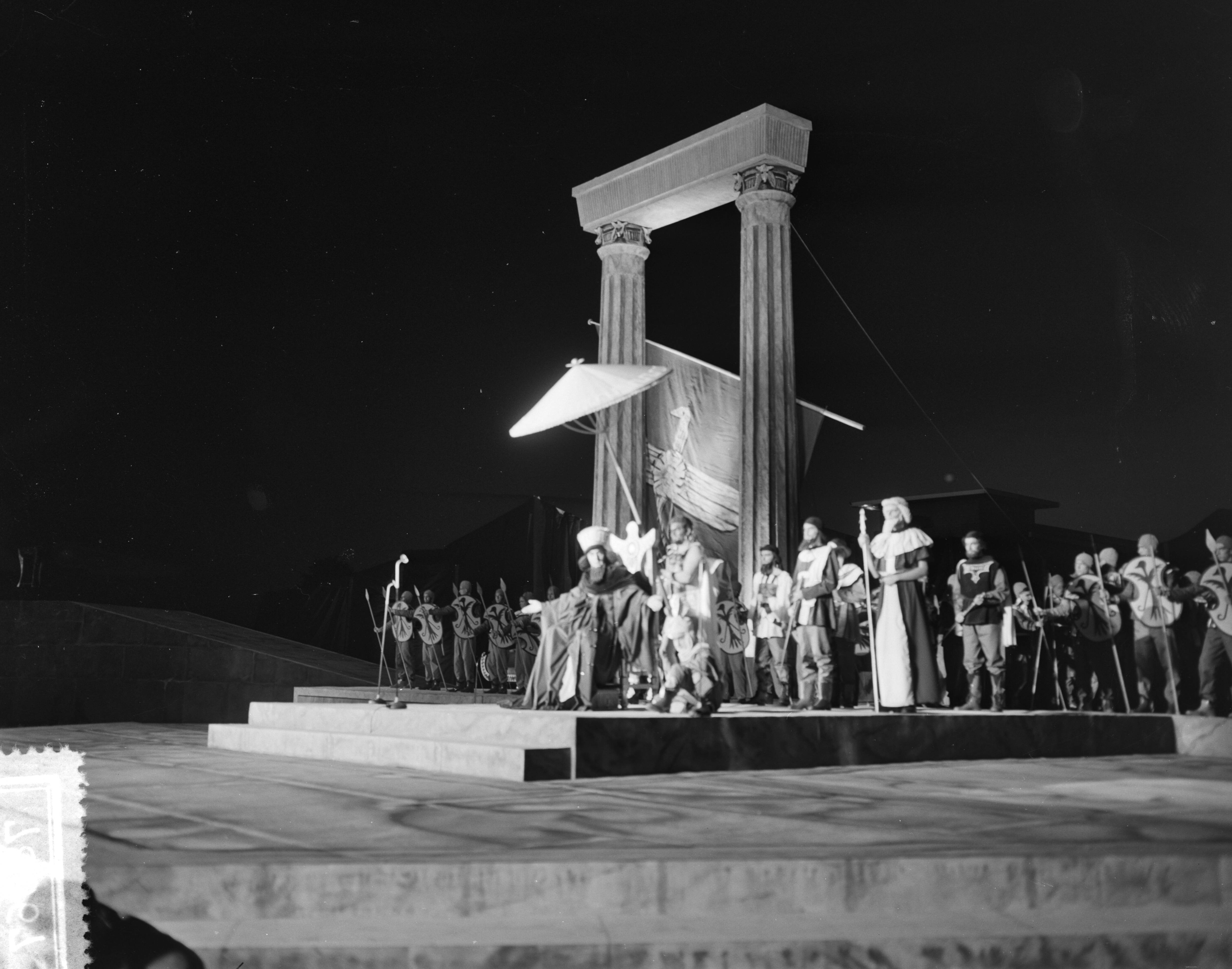 Lustrum USC Utrecht (1956) — Generale repetitie het lustrumspel "Xerxes" van het USC — Foto: Bilsen, Joop van / Anefo. Licentie: Set B: Rechtenvrij / Publiek Domein. Bron: Nationaal Archief. http://hdl.handle.net/10648/a94b02ec-d0b4-102d-bcf8-003048976d84