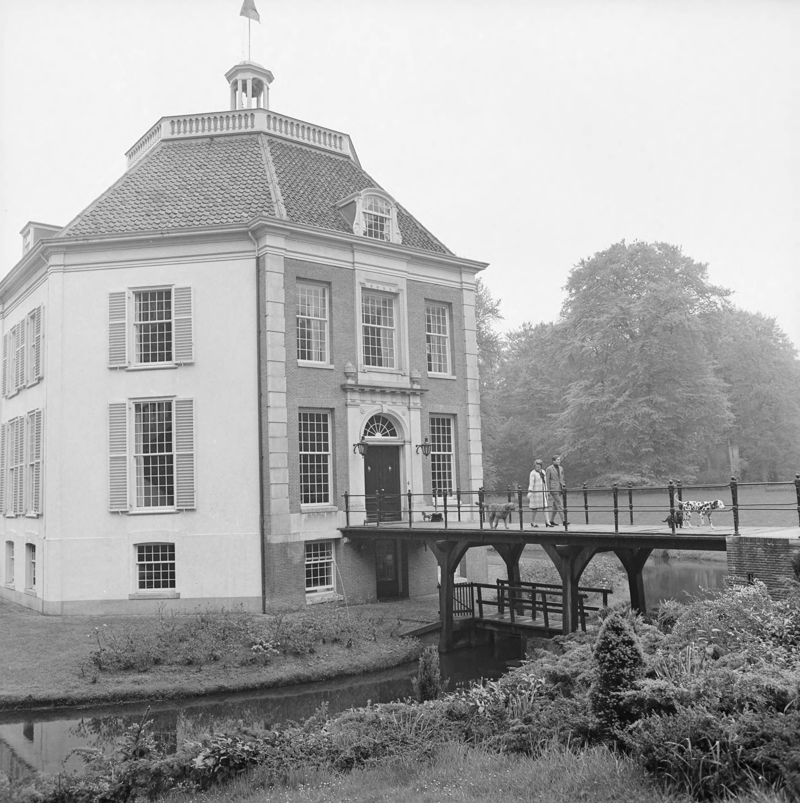 Fotocollectie RVD / Koninklijk Huis — Prinses Beatrix en prins Claus met de honden op de loopbrug van kasteel Drakensteyn, 1968 — Foto: Koot, Max / RVD. Licentie: Set B: Rechtenvrij / Publiek Domein. Bron: Nationaal Archief. http://hdl.handle.net/10648/afbb691e-d0b4-102d-bcf8-003048976d84