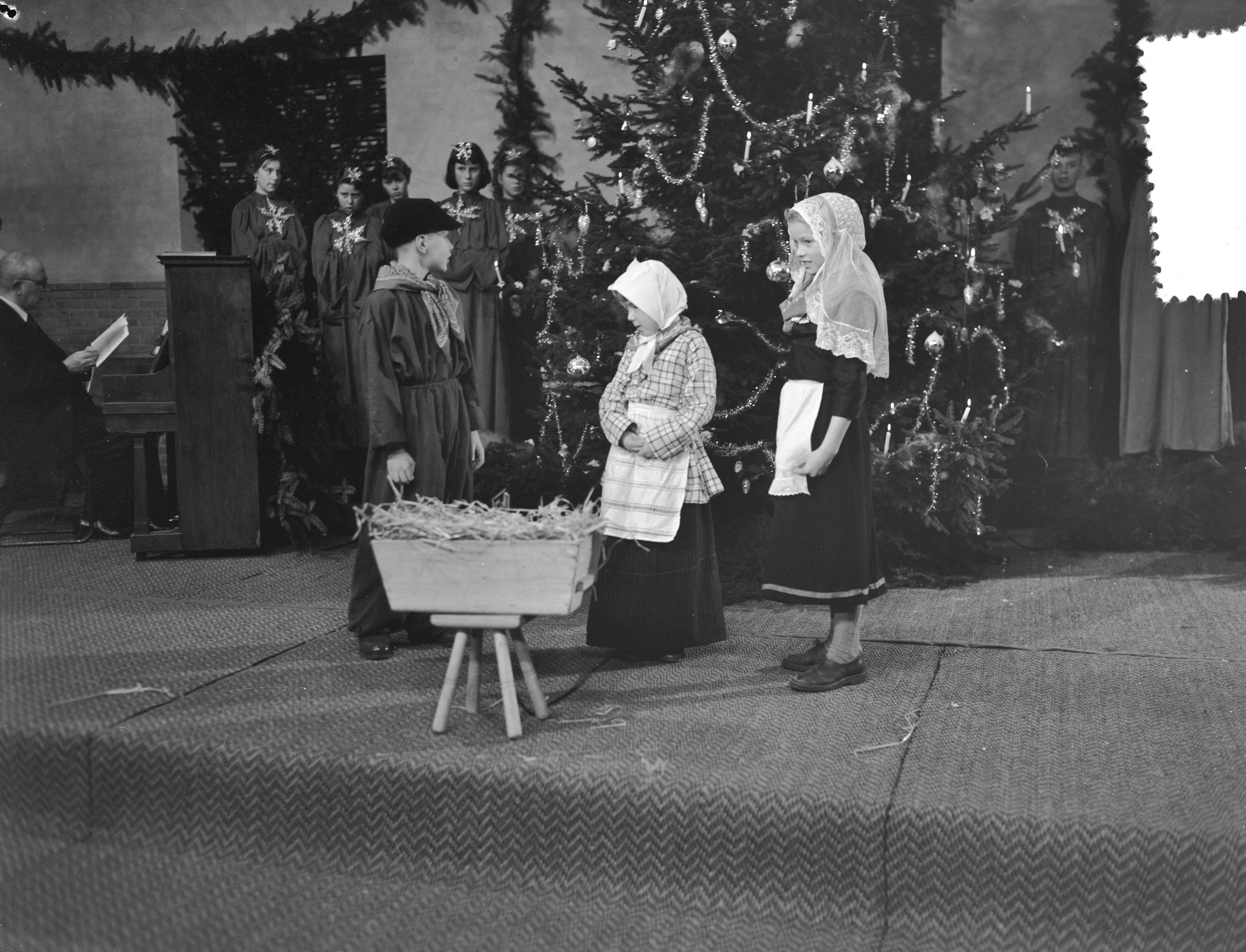 Kerstviering Soestdijk, o.a. opvoering van het Kerstspel "Van Overal naar Bethlehemstal" — Kerstviering Soestdijk. Opvoering van het Kerstspel "Van Overal naar Bethlehemstal" met prinses Marijke [Christina] — Foto: Noske, J.D. / Anefo. Licentie: Set B: Rechtenvrij / Publiek Domein. Bron: Nationaal Archief. http://hdl.handle.net/10648/a92ecc08-d0b4-102d-bcf8-003048976d84
