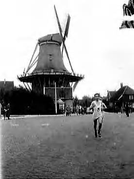 Fotocollectie Anefo — Marathonloop in de Zaanstreek. Een marathonloper passeert meelmolen "De Bleeke Dood" aan de Lagedijk te Zaandijk — Foto: Pot, Harry / Anefo. Licentie: Set B: Rechtenvrij / Publiek Domein. Bron: Nationaal Archief. http://hdl.handle.net/10648/a96ba9ca-d0b4-102d-bcf8-003048976d84