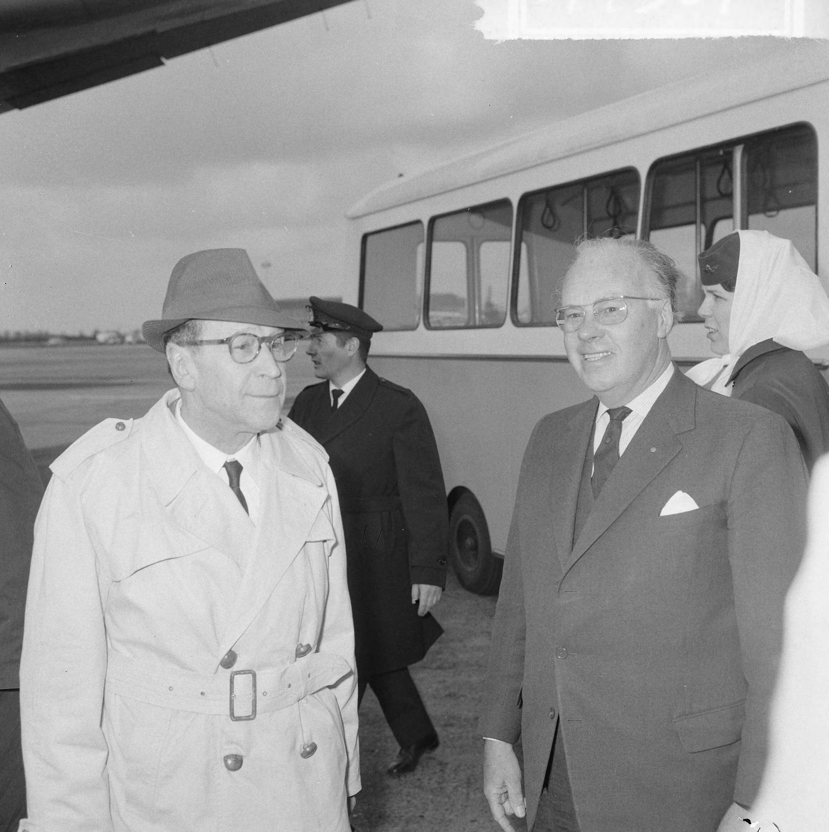 Fotocollectie Anefo — Aankomst Georges Simenon (auteur) op Schiphol. Hij kwam naar Nederland op uitnodiging van zijn Nederlandse uitgever A.W. Bruna (rechgts) — Foto: Nijs, Jac. de / Anefo. Licentie: Set B: Rechtenvrij / Publiek Domein. Bron: Nationaal Archief. http://hdl.handle.net/10648/aaa673d8-d0b4-102d-bcf8-003048976d84