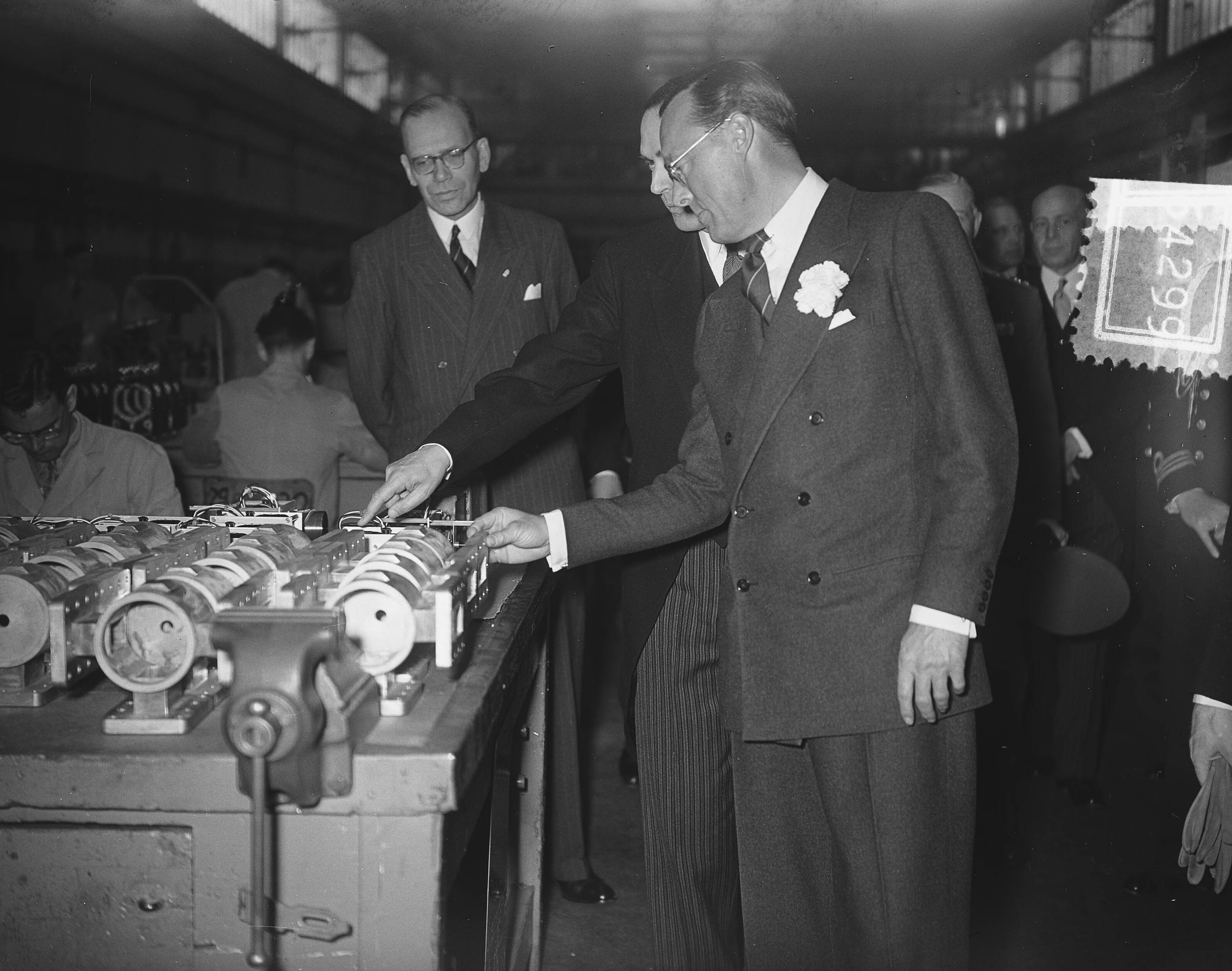 Deens staatsbezoek (1954) — Derde dag Deens staatsbezoek. Bezoek aan Philips Hilversum — Foto: Bilsen, Joop van / Anefo. Licentie: Set B: Rechtenvrij / Publiek Domein. Bron: Nationaal Archief. http://hdl.handle.net/10648/a920ecbe-d0b4-102d-bcf8-003048976d84