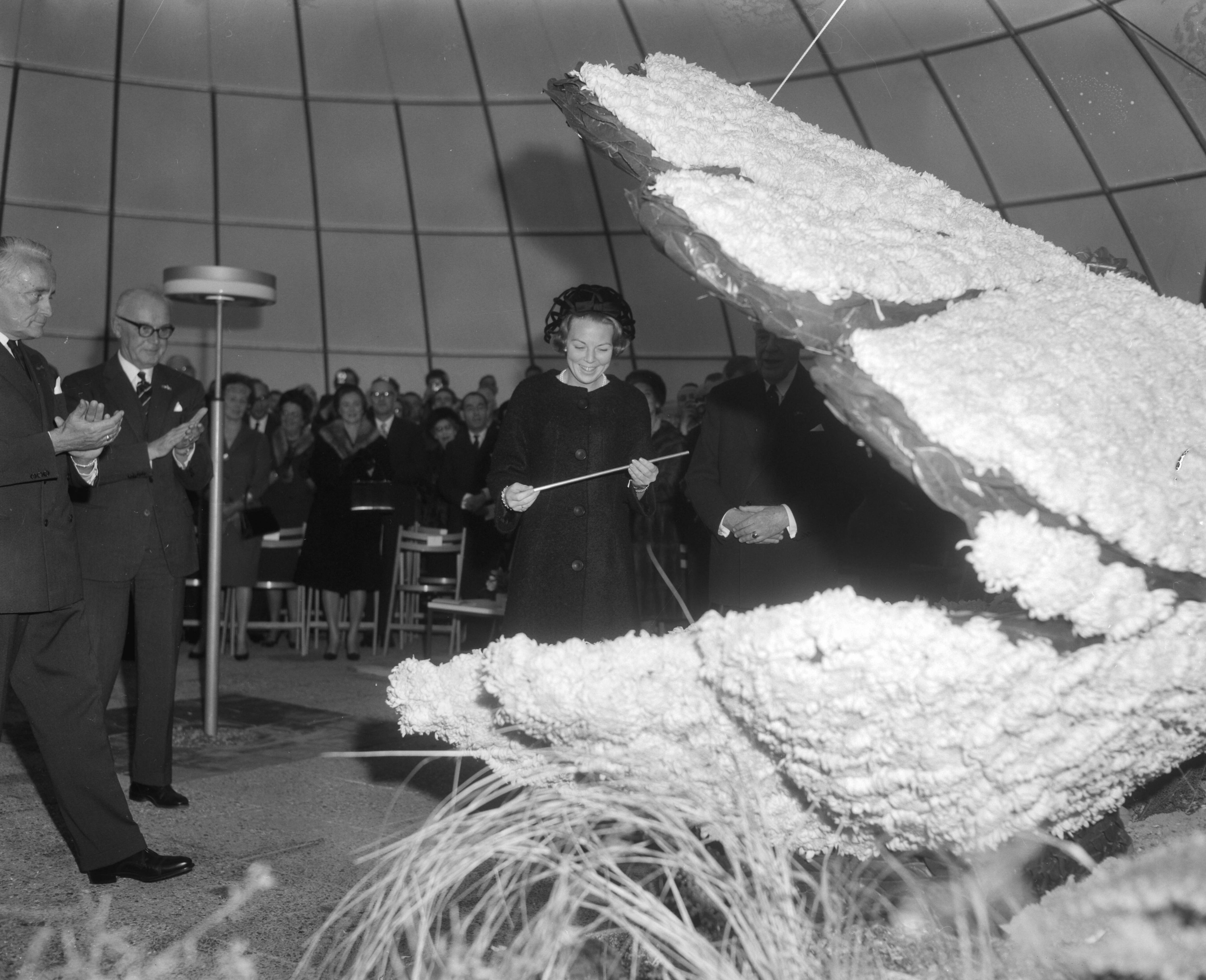 Fotocollectie Anefo — Prinses Beatrix bij het openen van paviljoen De Schelp te Scheveningen; de prinses als tovenares — Foto: Bilsen, Joop van / Anefo. Licentie: Set B: Rechtenvrij / Publiek Domein. Bron: Nationaal Archief. http://hdl.handle.net/10648/aacfd00c-d0b4-102d-bcf8-003048976d84