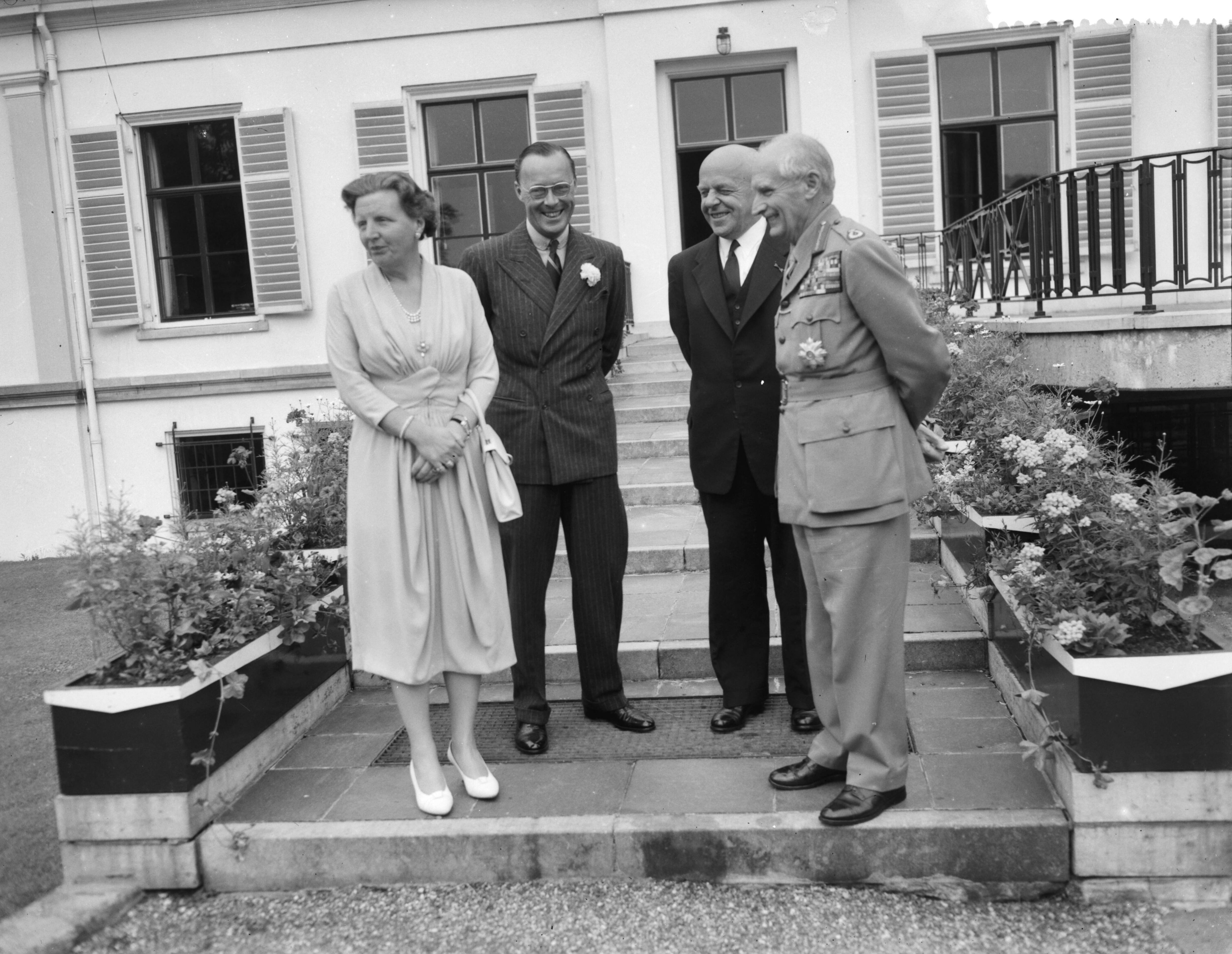 Fotocollectie Anefo — Koningin Juliana en prins Bernhard ontvangen veldmaarschalk Montgomery bij zijn afscheid als Deputy Supreme Commander Europe van de NAVO op paleis Soestdijk. V.l.n.r.: koningin Juliana, prins Bernhard, minister van Defensie ir. C. Staf en veldmaarschalk Montgomery — Foto: Noske, J.D. / Anefo. Licentie: Set B: Rechtenvrij / Publiek Domein. Bron: Nationaal Archief. http://hdl.handle.net/10648/a97f1ffa-d0b4-102d-bcf8-003048976d84