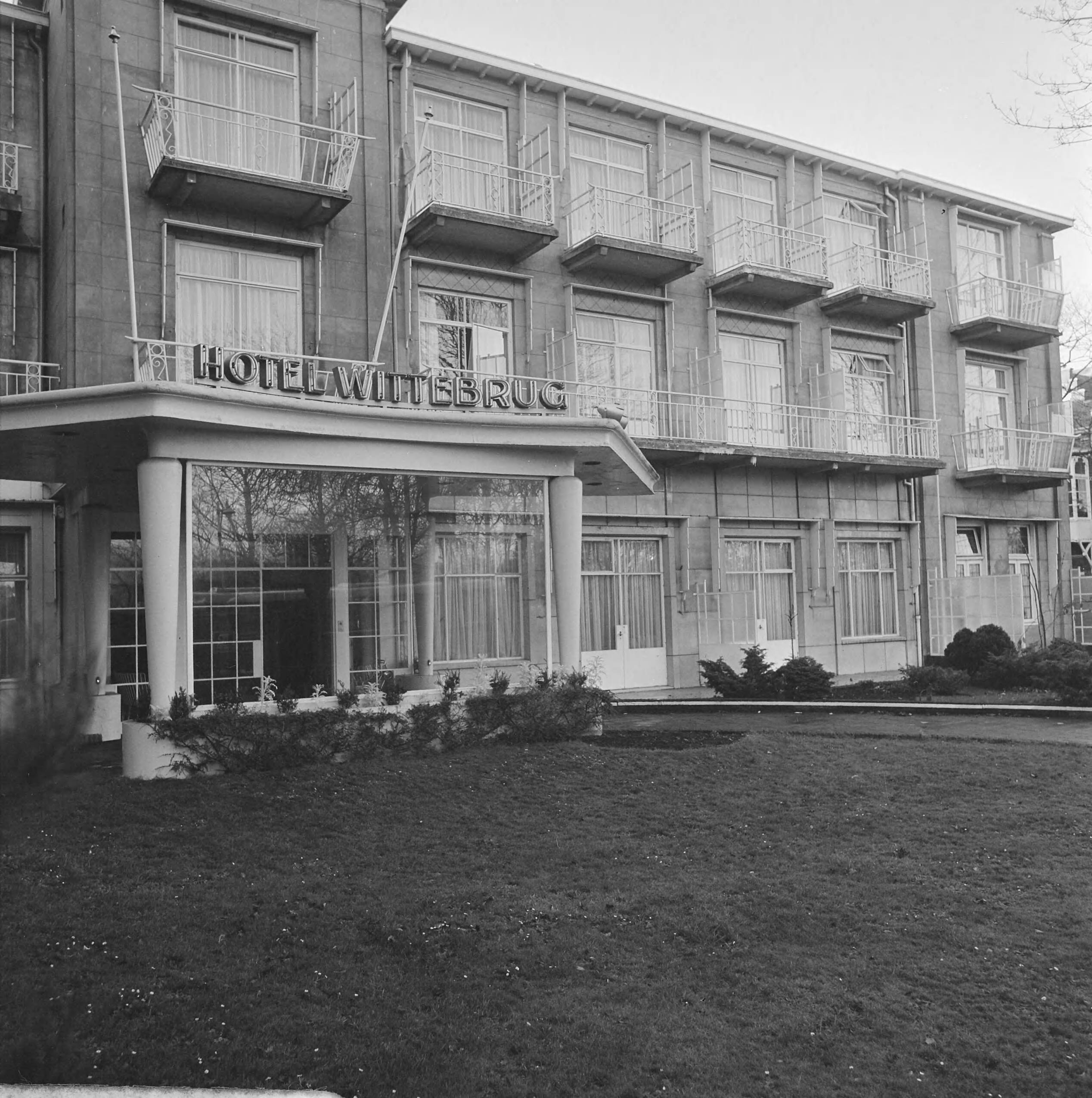 Fotocollectie Anefo — Hotel Wittebrug in Den Haag gesloten, exterieur — Foto: Evers, Joost / Anefo. Licentie: Set B: Rechtenvrij / Publiek Domein. Bron: Nationaal Archief. http://hdl.handle.net/10648/abfe110a-d0b4-102d-bcf8-003048976d84