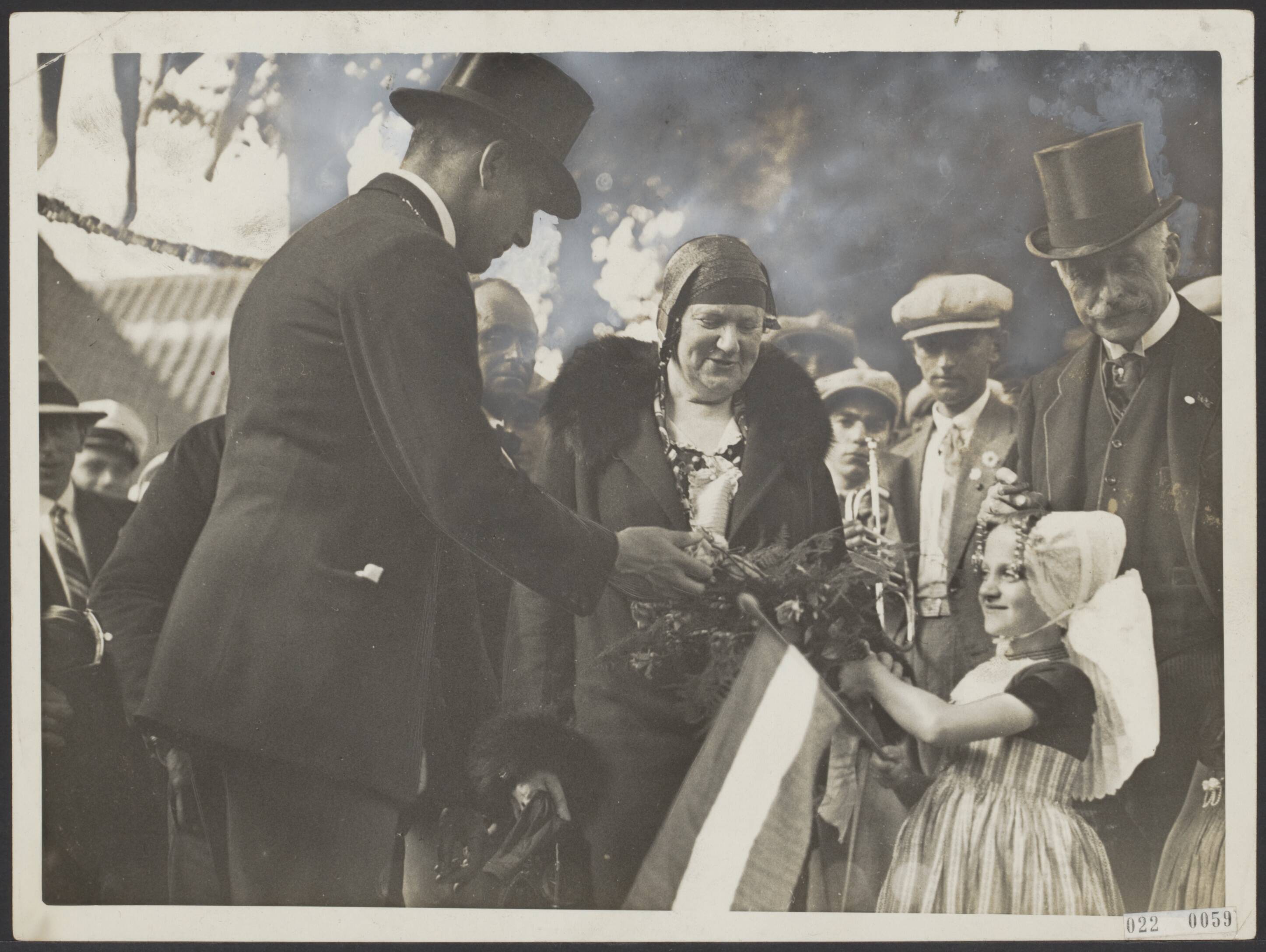 Fotocollectie Elsevier Binnenland — Installatie van de nieuwe burgemeester van Ritthem (Zeeland), P.W. Ter Haar. Bloemen worden aangeboden aan mevrouw Ter Haar (moeder van de burgemeester), rechts J. Ter Haar (vader van de burgemeester en gemeenteraadslid van Amsterdam), links de nieuwe burgemeester — Foto: N.V. Polygoon. Licentie: Set B: Rechtenvrij / Publiek Domein. Bron: Nationaal Archief. http://hdl.handle.net/10648/add0f772-d0b4-102d-bcf8-003048976d84
