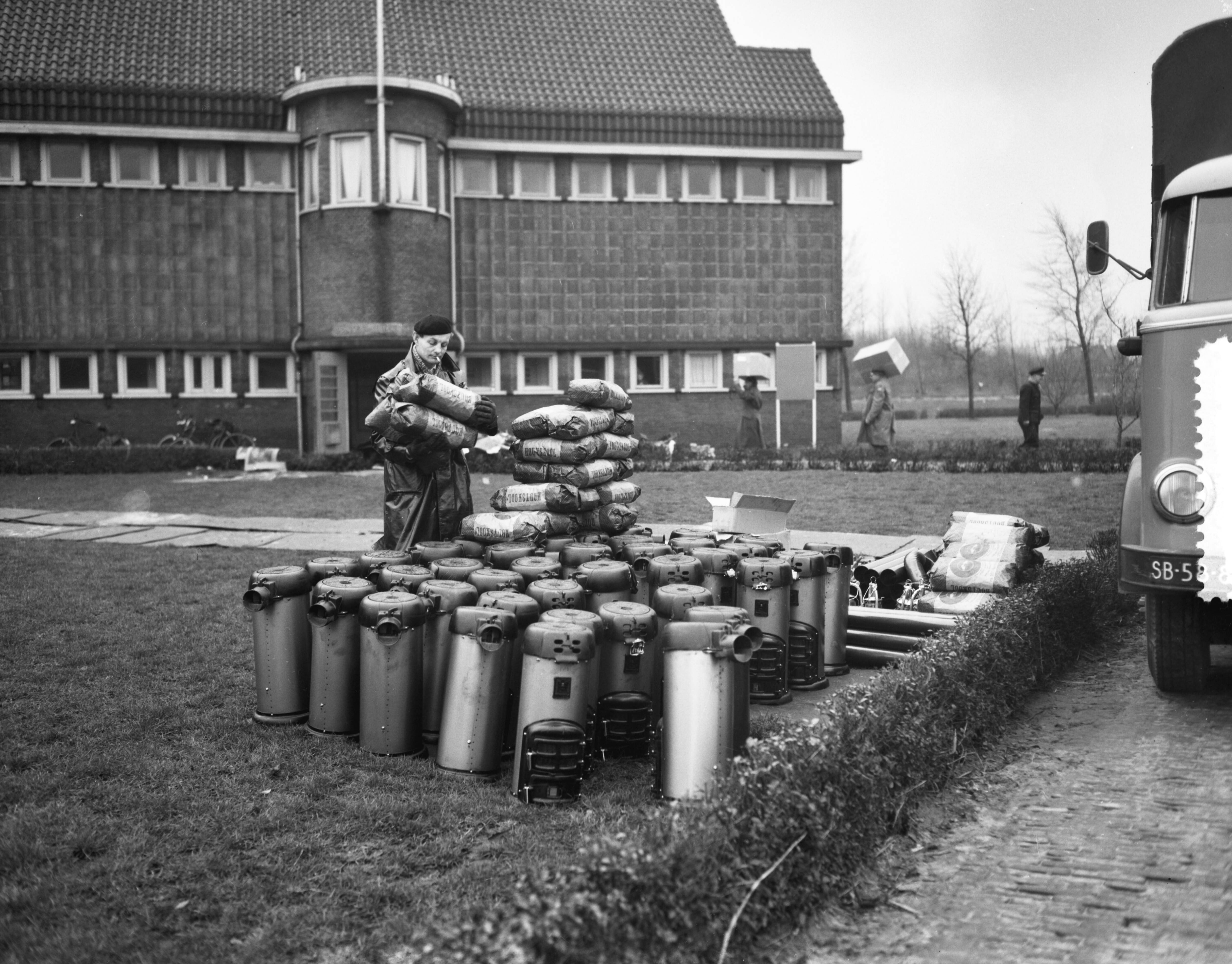Ramp Tuindorp Oostzaan — Laatste voorbereiding terugkeer bewoners Oostzaan — Foto: Bilsen, Joop van / Anefo. Licentie: Set B: Rechtenvrij / Publiek Domein. Bron: Nationaal Archief. http://hdl.handle.net/10648/a9a6d568-d0b4-102d-bcf8-003048976d84