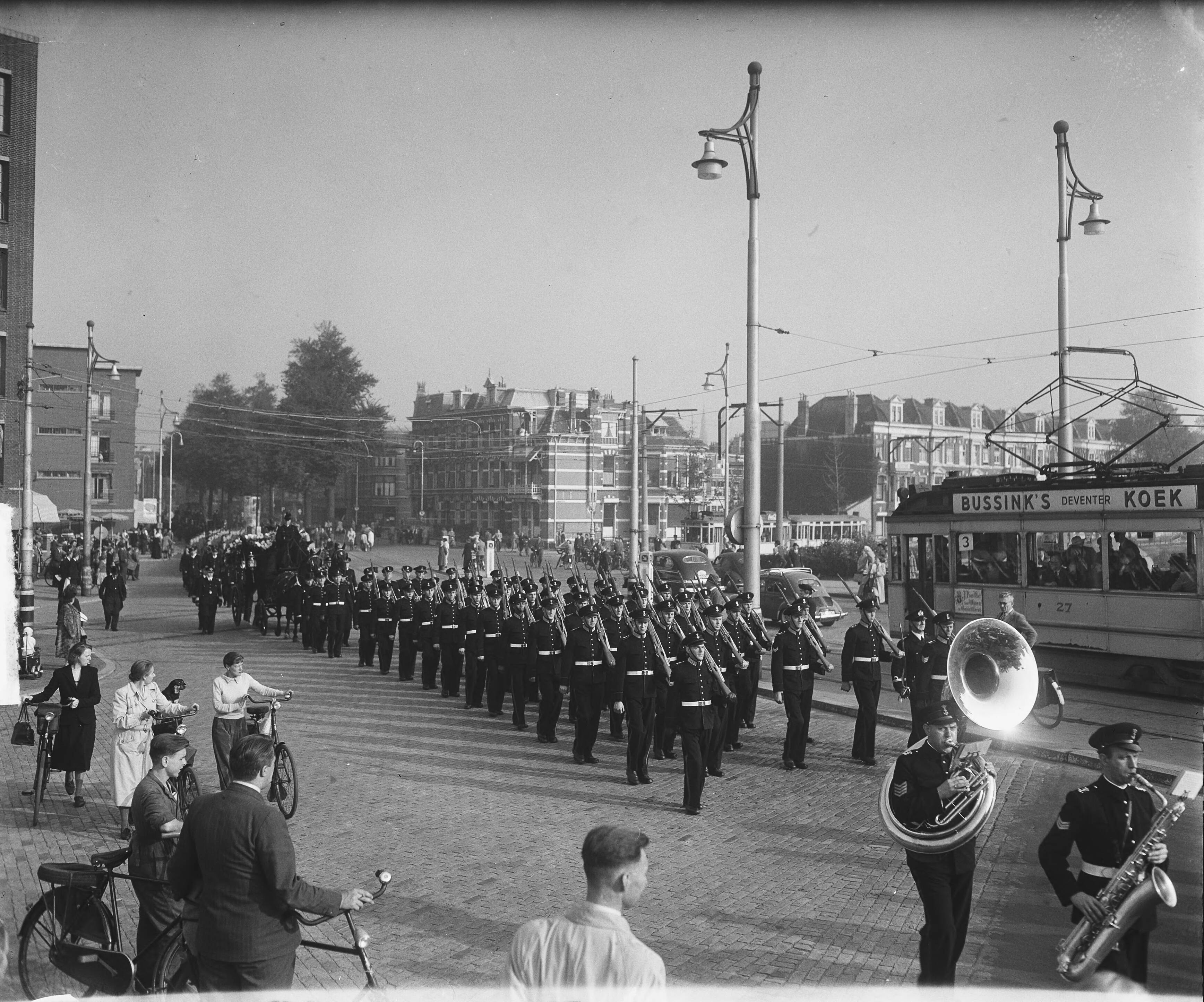 Begrafenis kolonel Strijns in Den Haag (oorsrpronkelijke titel) — Begrafenis van kolonel der Mariniers V.F.M. IJssel de Schepper te Den Haag — Foto: Merk, Ben / Anefo. Licentie: Set B: Rechtenvrij / Publiek Domein. Bron: Nationaal Archief. http://hdl.handle.net/10648/a8cfafe8-d0b4-102d-bcf8-003048976d84