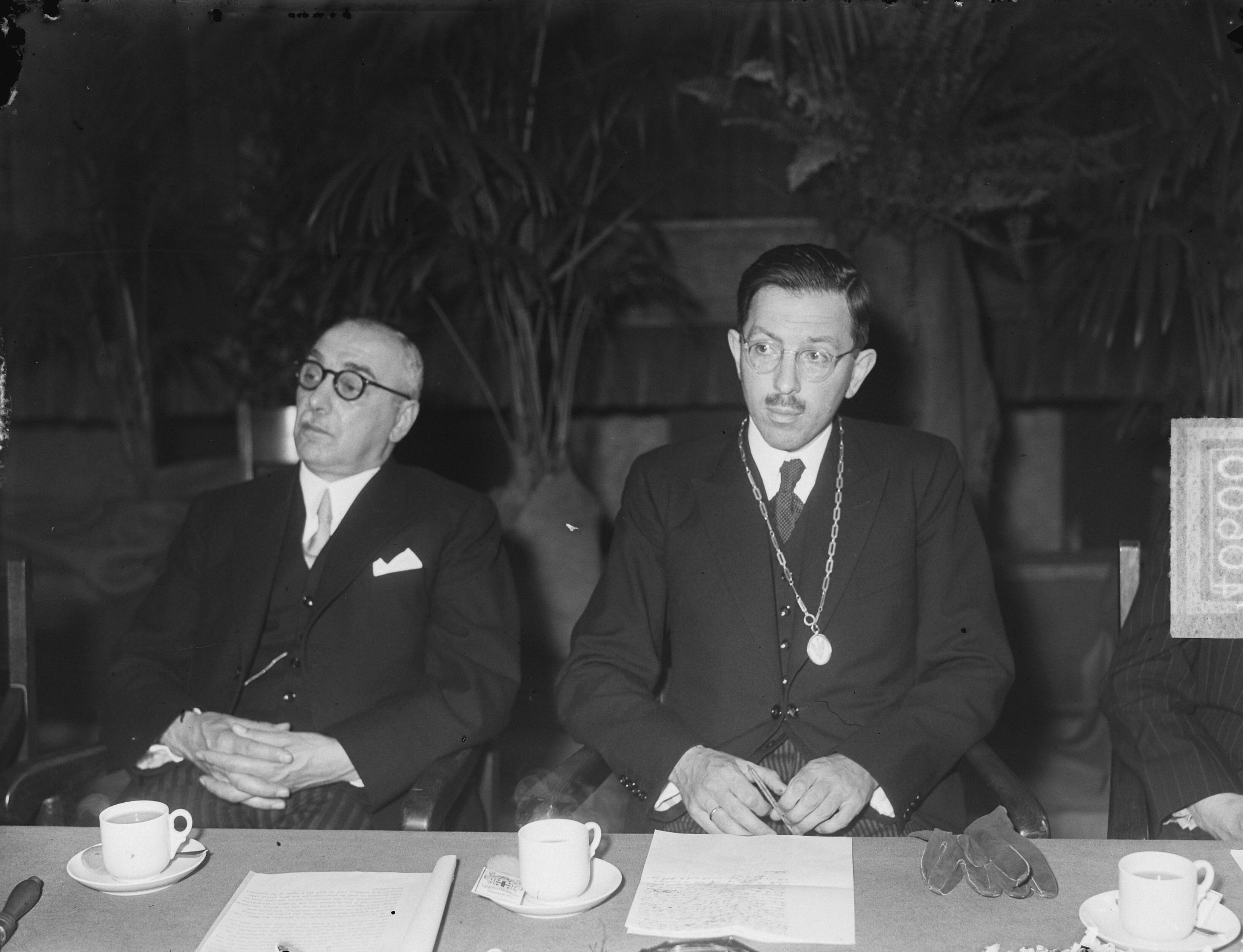 Fotocollectie Anefo — Installatie mr. rr. N. Bolkestein tot burgemeester van Middelburg — Foto: Pot, Harry / Anefo. Licentie: Set B: Rechtenvrij / Publiek Domein. Bron: Nationaal Archief. http://hdl.handle.net/10648/a8db4ac4-d0b4-102d-bcf8-003048976d84