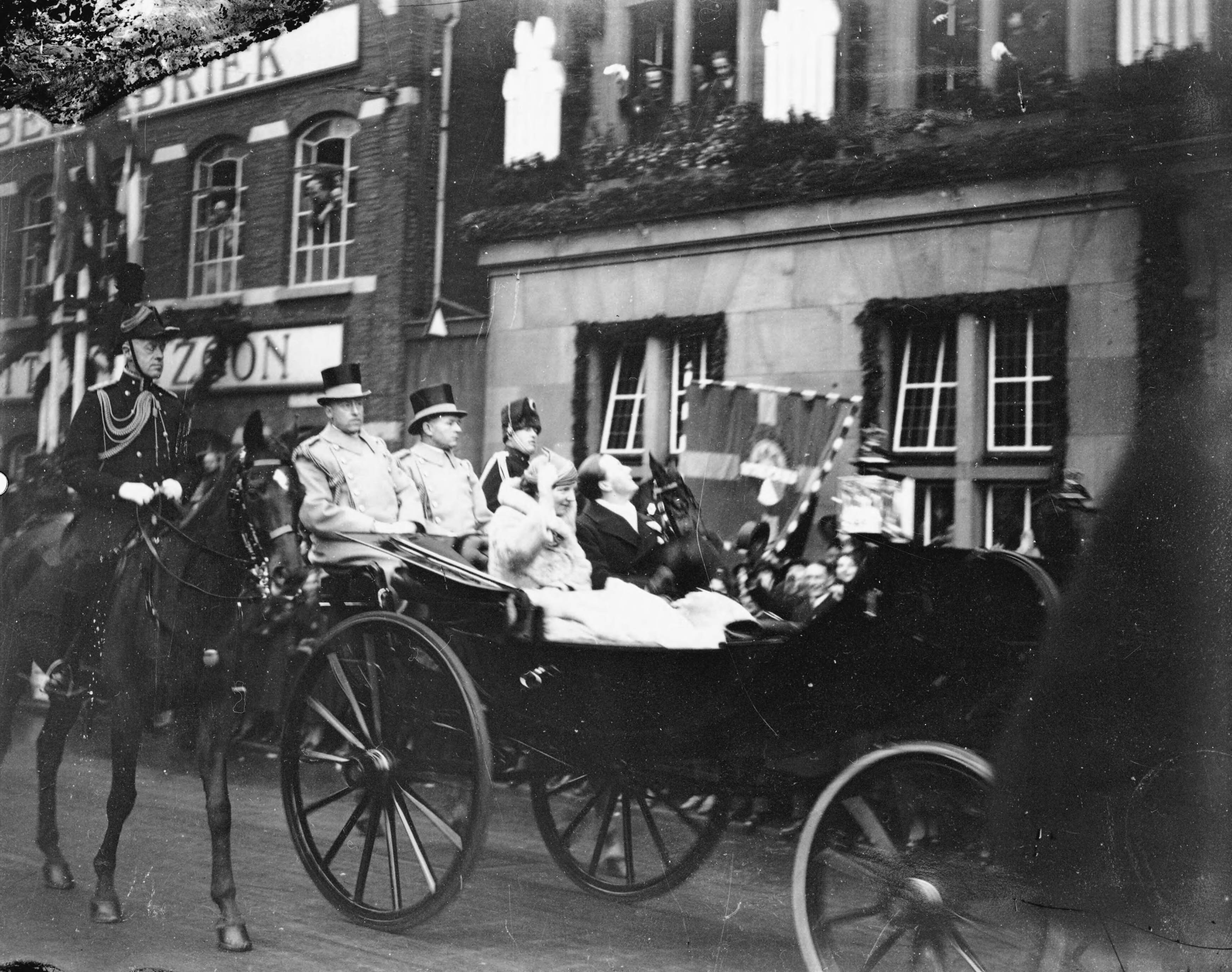 Fotocollectie RVD / Koninklijk Huis — Prinses Juliana met prins Bernhard. Rijtoer door Den Haag, dinsdag 29 december 1936 — Foto: Rousel (repro) / RVD. Licentie: Set B: Rechtenvrij / Publiek Domein. Bron: Nationaal Archief. http://hdl.handle.net/10648/afb5efb6-d0b4-102d-bcf8-003048976d84