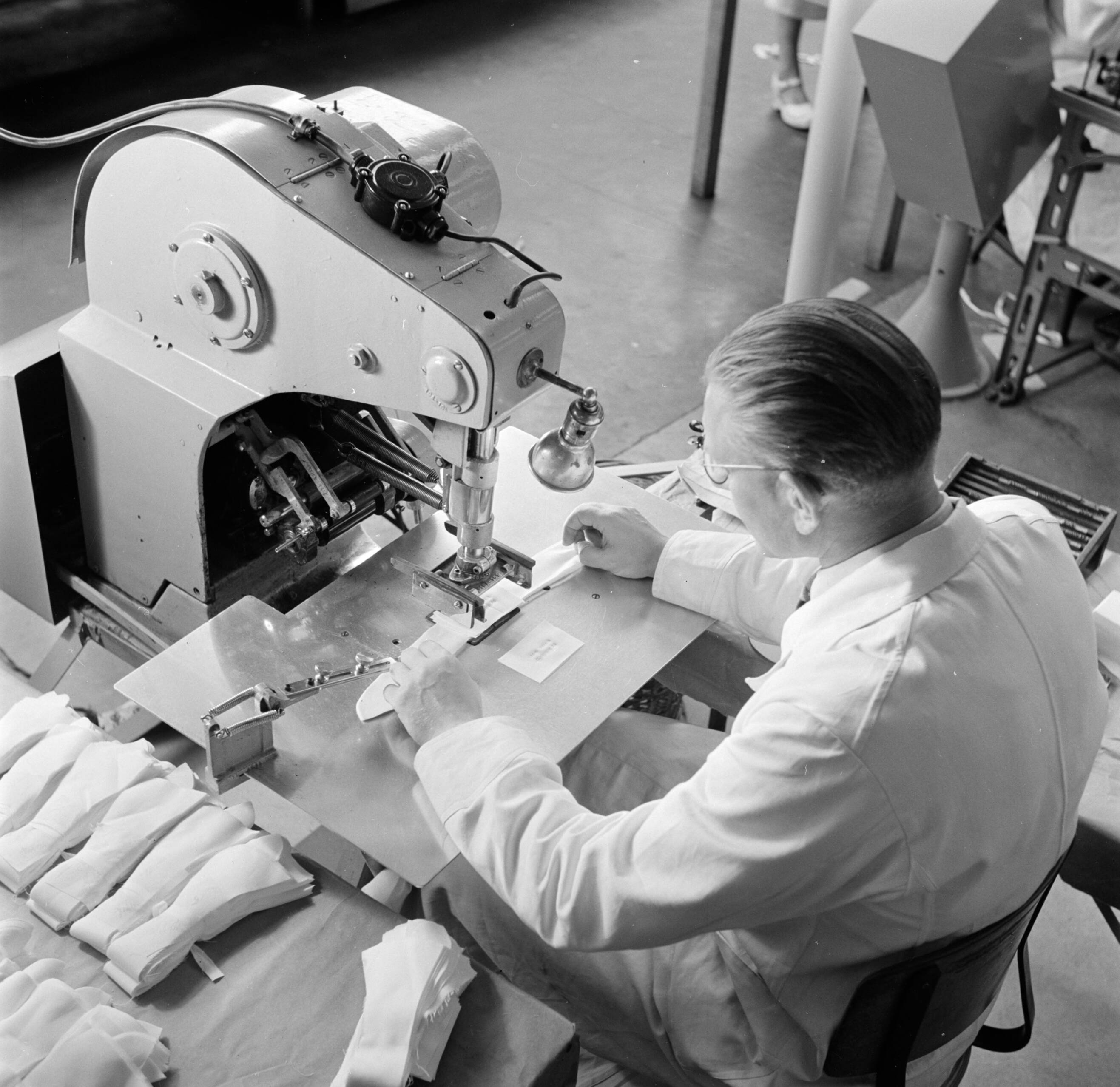 Reportage Kerko Haarlem — Boordenmachine bij overhemdenbedrijf Kerko — Foto: Poll, Willem van de. Licentie: Set B: Rechtenvrij / Publiek Domein. Bron: Nationaal Archief. http://hdl.handle.net/10648/aecbbea0-d0b4-102d-bcf8-003048976d84