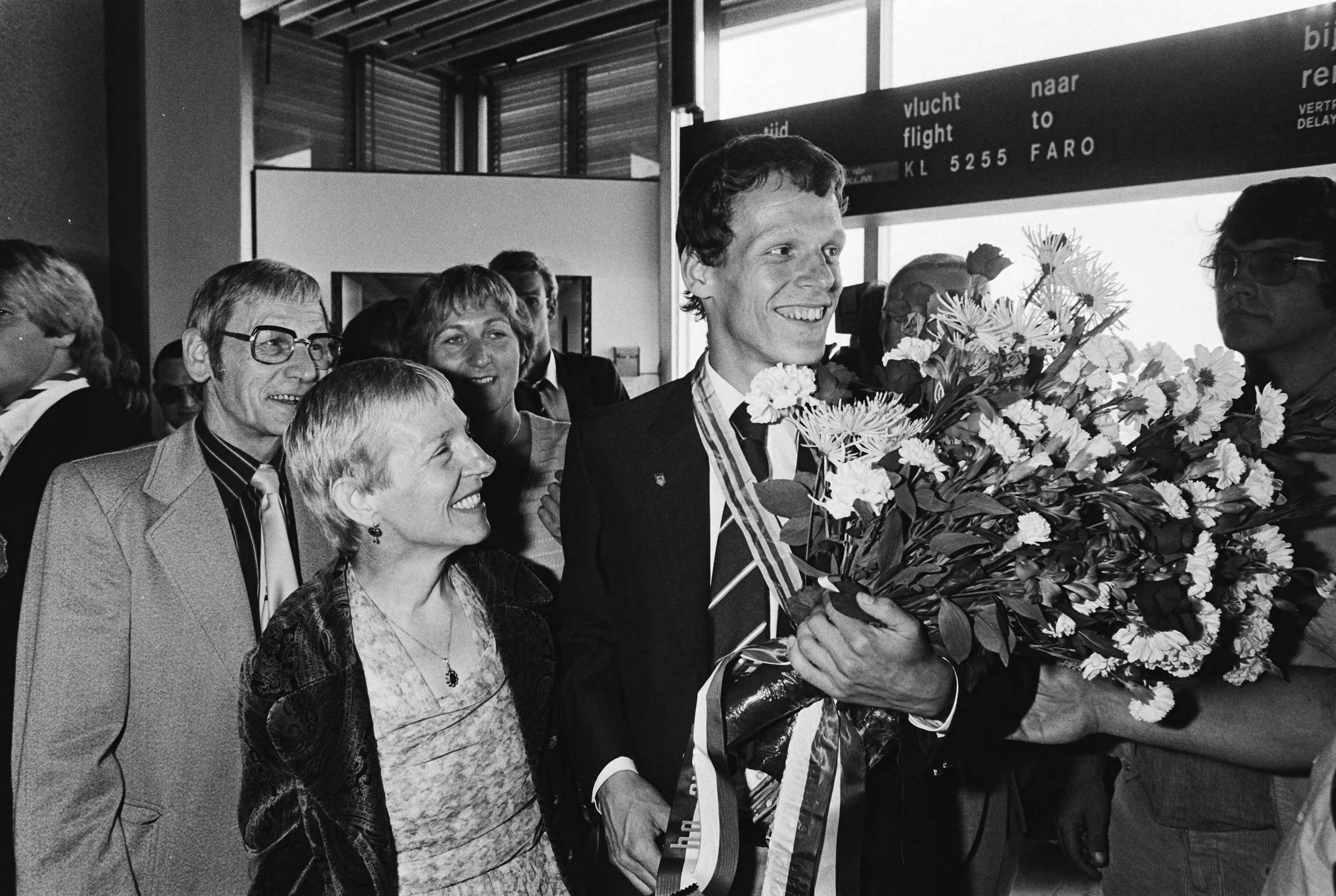 Aankomst van de Nederlandse Olympische ploeg uit Moskou op Schiphol — Zilveren medaille- winnaar op de marathon, Gerard Nijboer — Foto: Dijk, Hans van / Anefo. Licentie: Set B: Rechtenvrij / Publiek Domein. Bron: Nationaal Archief. http://hdl.handle.net/10648/ace4f232-d0b4-102d-bcf8-003048976d84